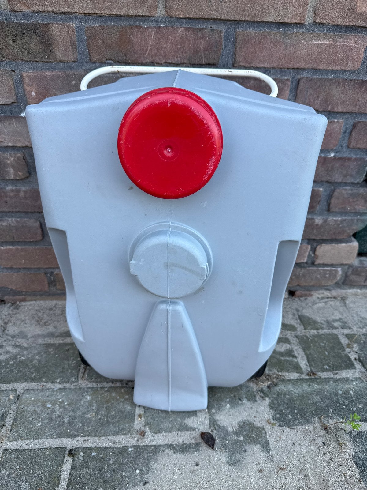 Grijze vuilwatertank op wielen., Ophalen, Gebruikt