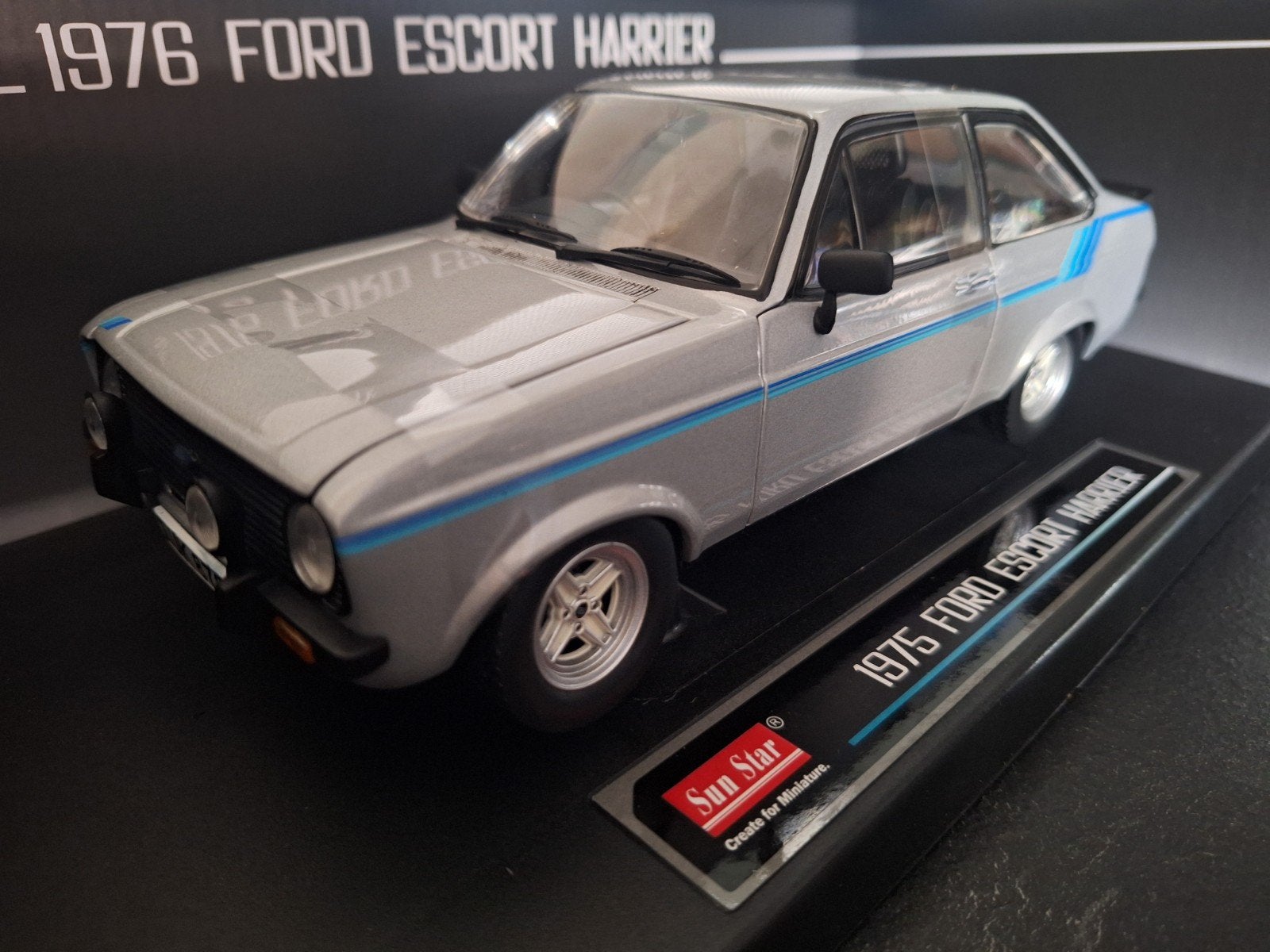 Ford Escort 1976 Harrier Schaal 1:18, Auto, Nieuw, Ophalen of Verzenden, Sun Star