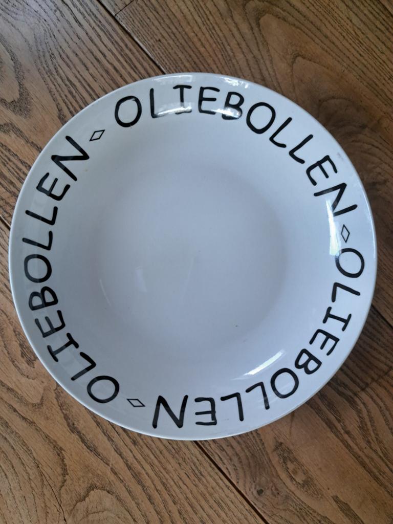 Oliebollen schaal., Ophalen of Verzenden, Overige stijlen, Aardewerk, Schaal of Schalen