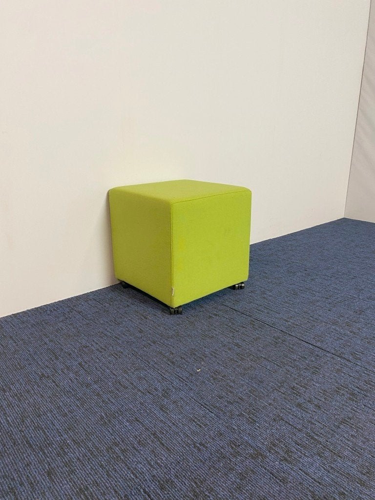 15 x Verrijdbaar ATMR poefje, groene stof, 46 x 46 cm., Ophalen, Minder dan 50 cm, Gebruikt, Vierkant
