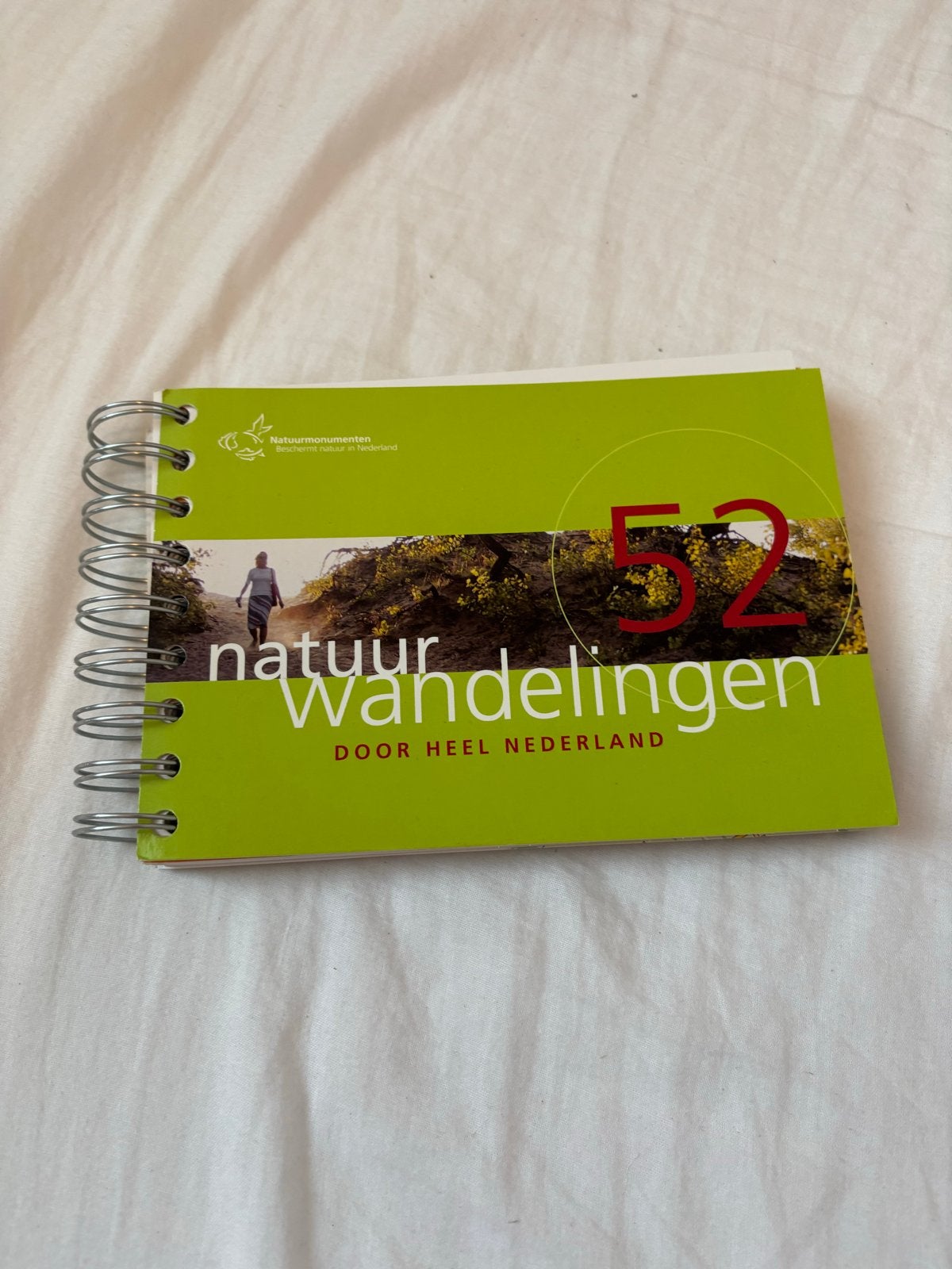 52 natuurwandelingen door heel Nederland, Overige merken, Fiets- of Wandelgids, Ophalen of Verzenden, Zo goed als nieuw