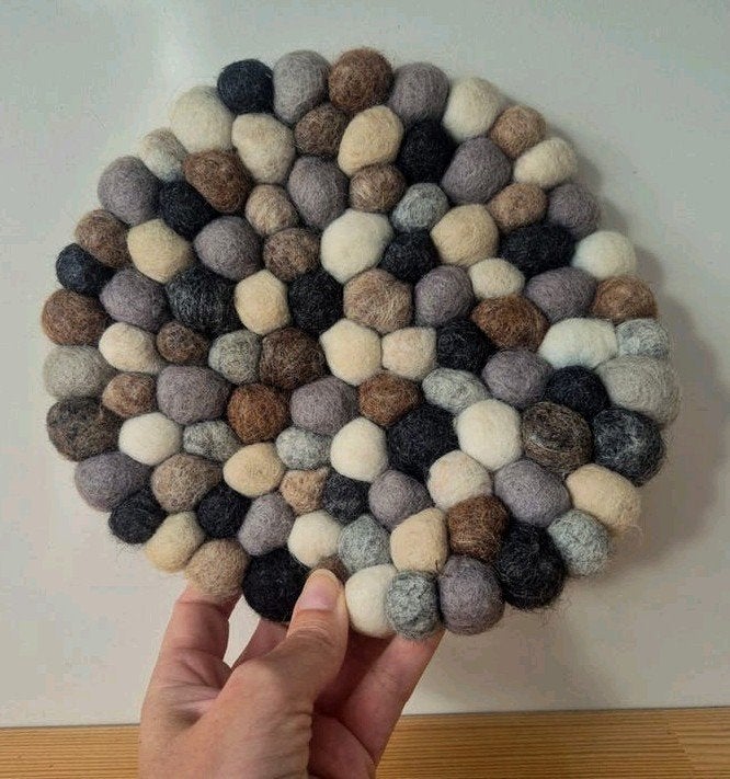 Onderzetter van viltballen - Handgemaakt, greys, Meerkleurig, Ophalen of Verzenden, Textiel, Landelijk