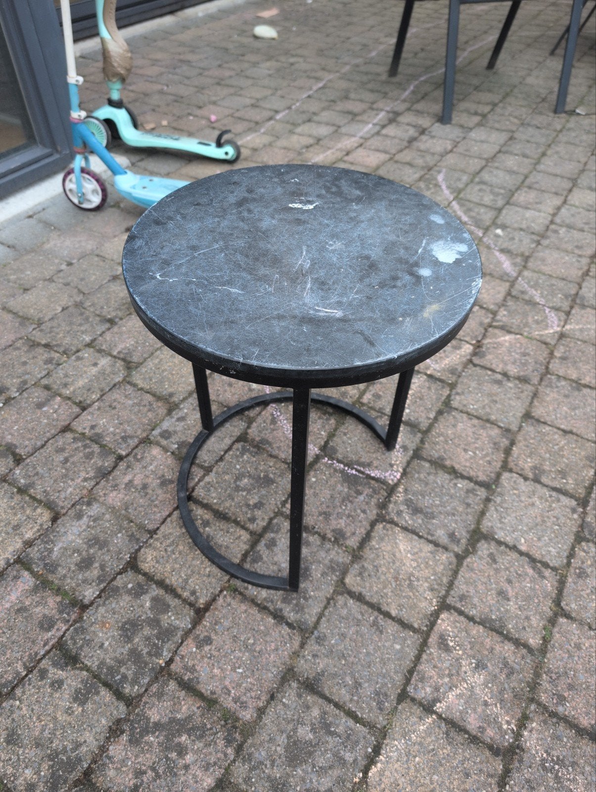 Robuust bijzettafeltje met metalen onderstel, Minder dan 55 cm, Gebruikt, Metaal of Aluminium, Rond