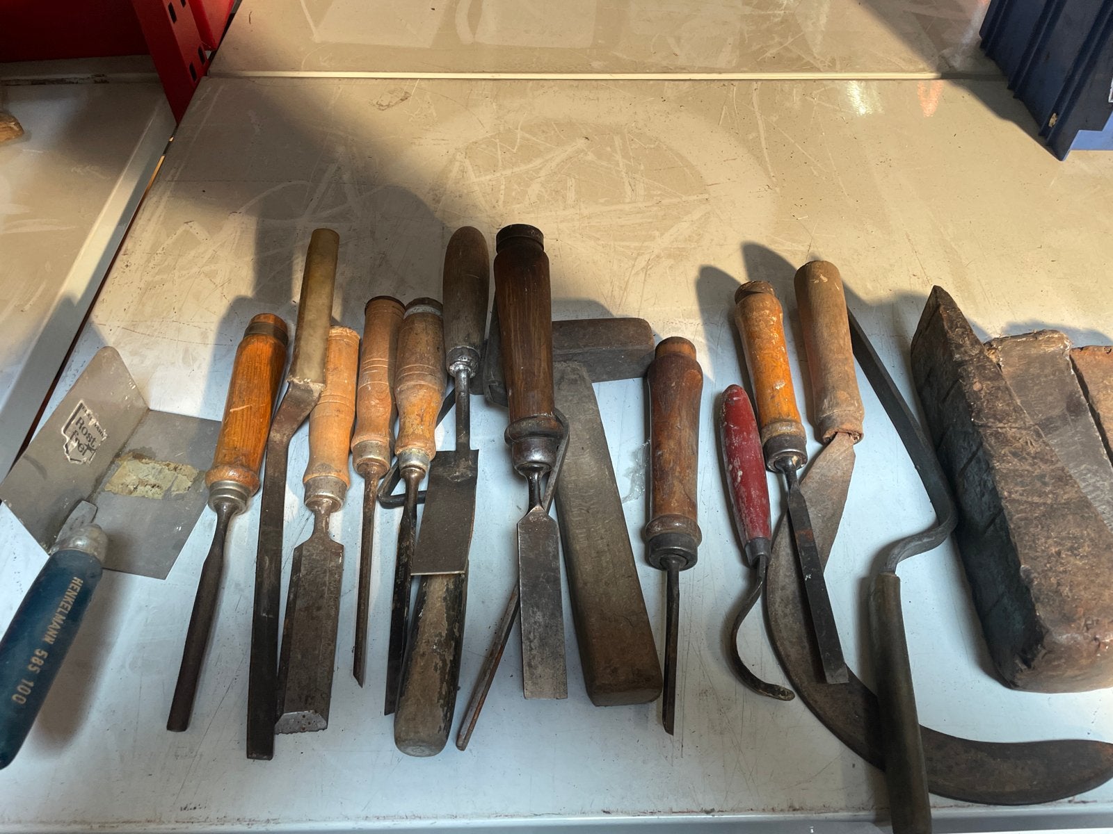 Diverse oude gereedschappen - Beitel, sikkel, troffel, Ophalen