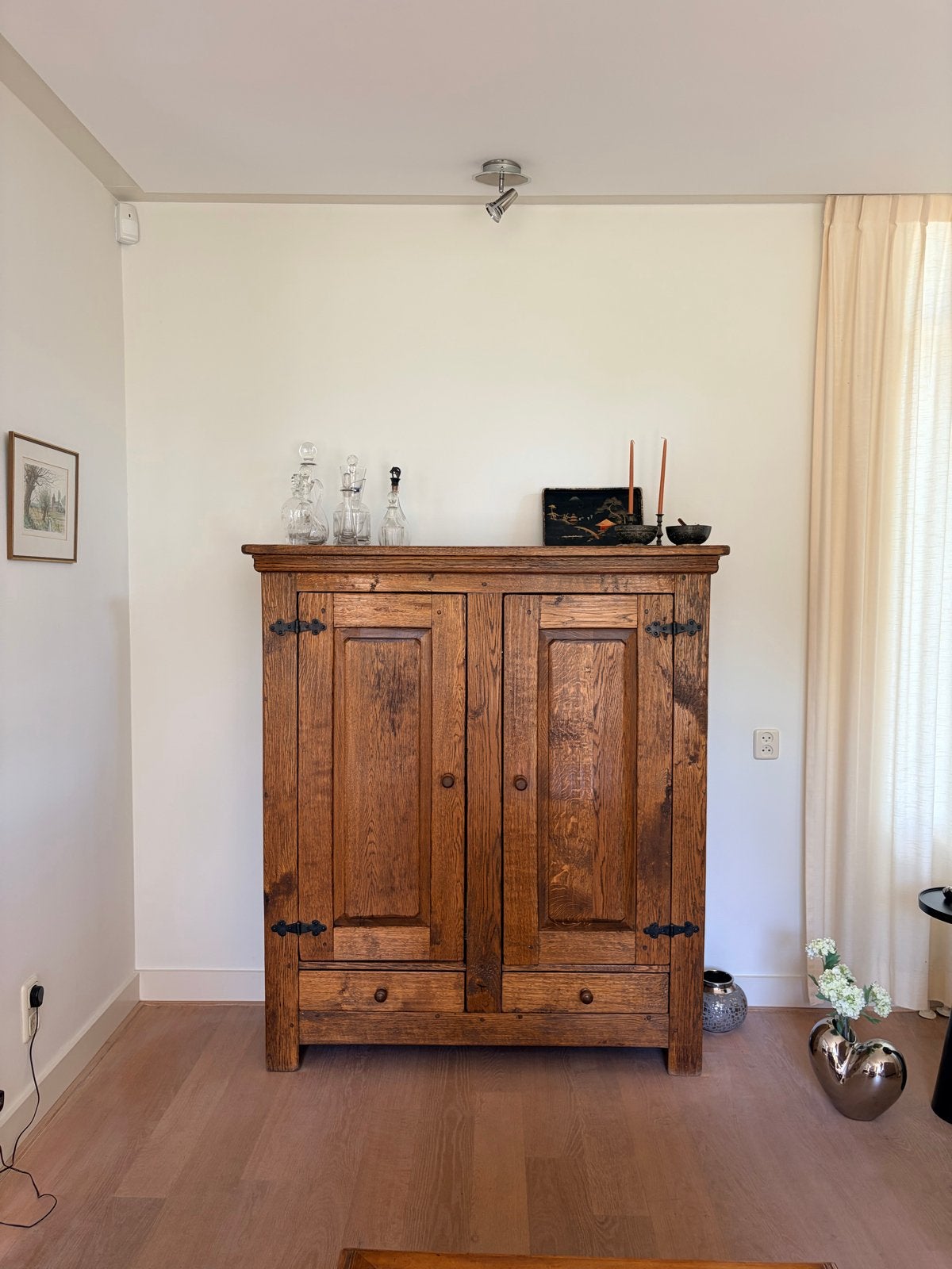 Massief houten kast met smeedijzeren scharnieren, Ophalen