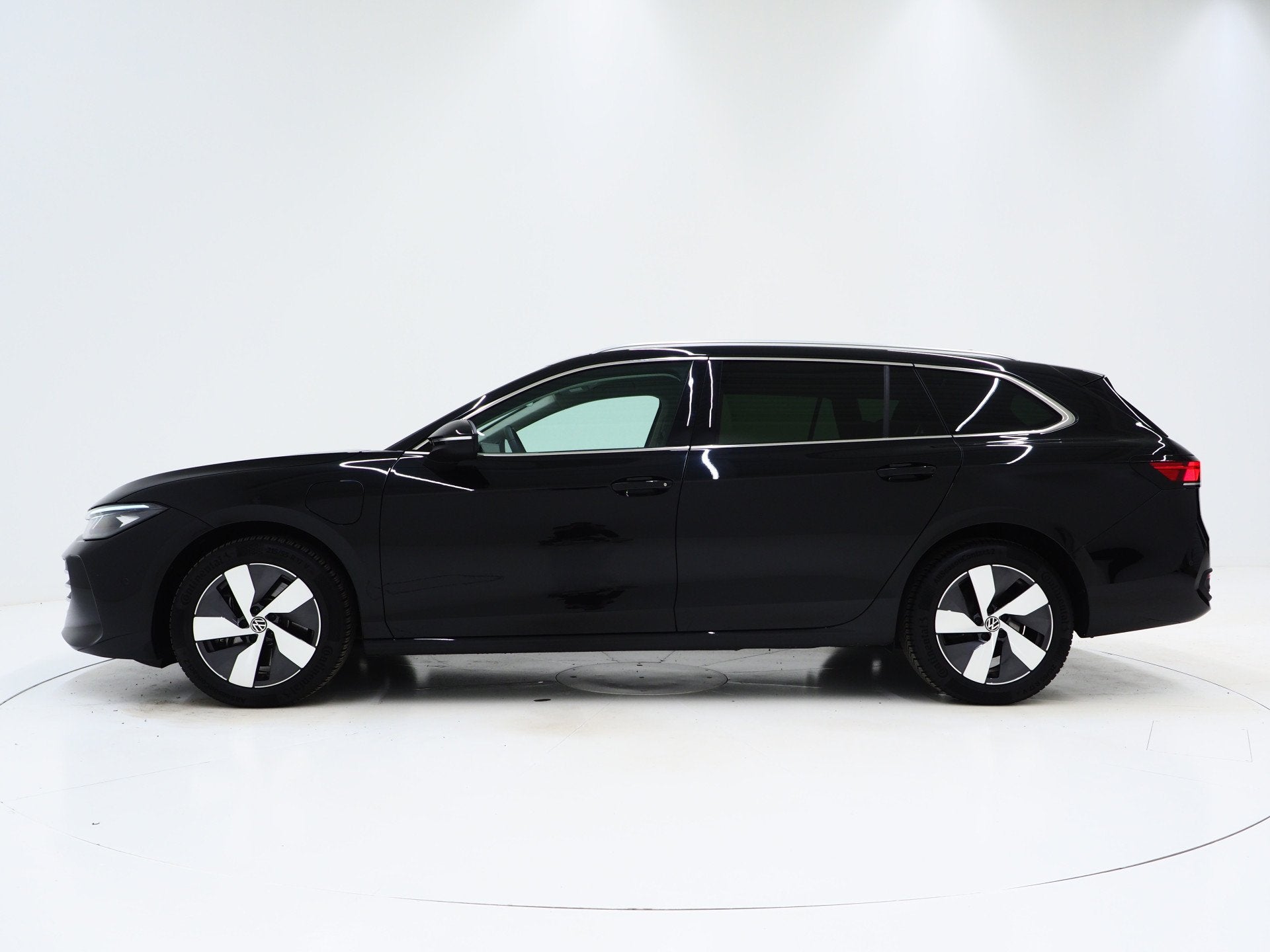 Volkswagen Passat Variant 1.5 eHybrid Business | Leder/Alcan, 77 km/l, Zwart, 4 cilinders, Verwarmde buitenspiegels