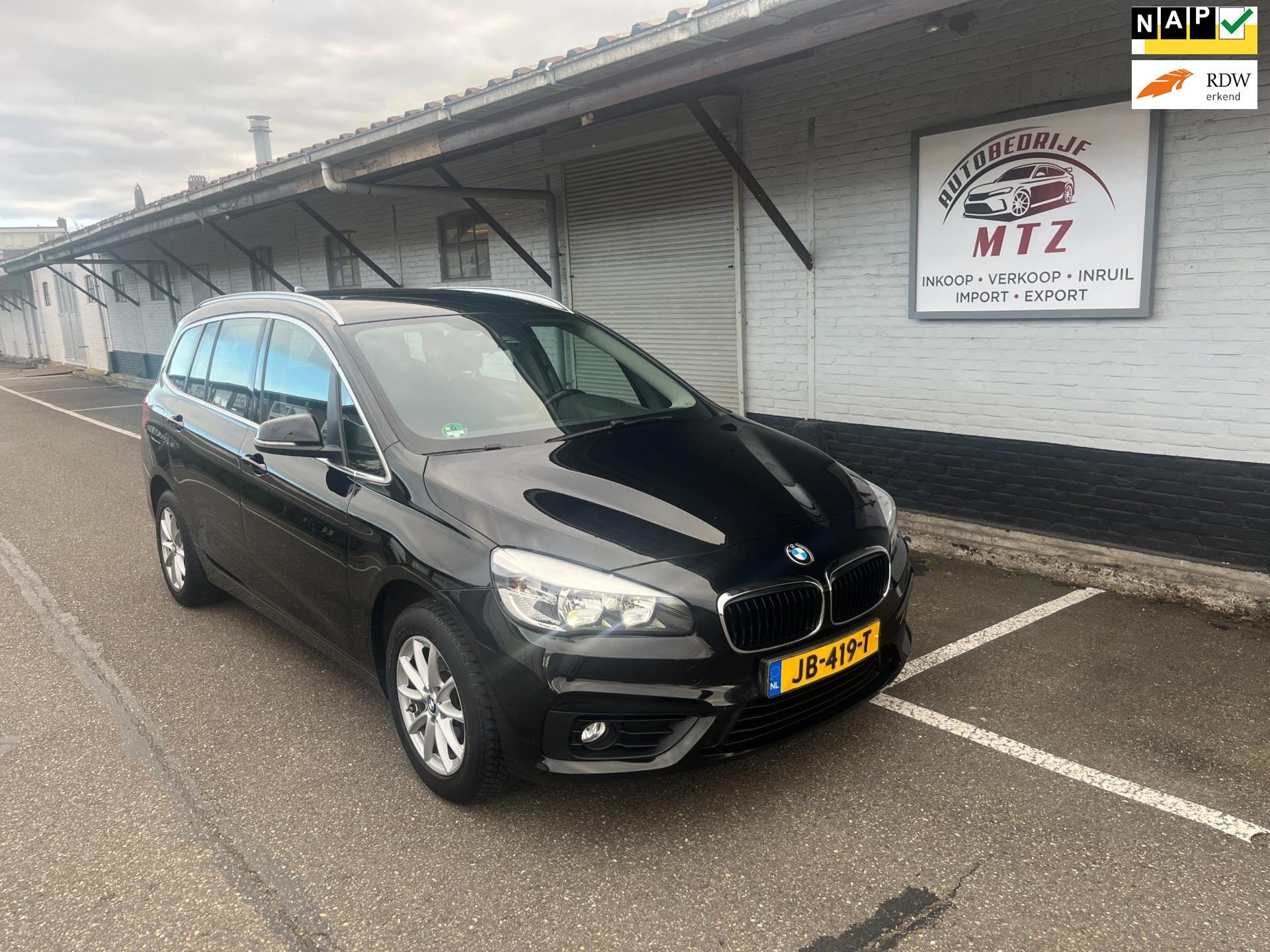 BMW 2-serie Gran Tourer 214d Essential 7p/ DEALER OH, Auto's, Voorwielaandrijving, Dealer onderhouden, Stof, Gebruikt