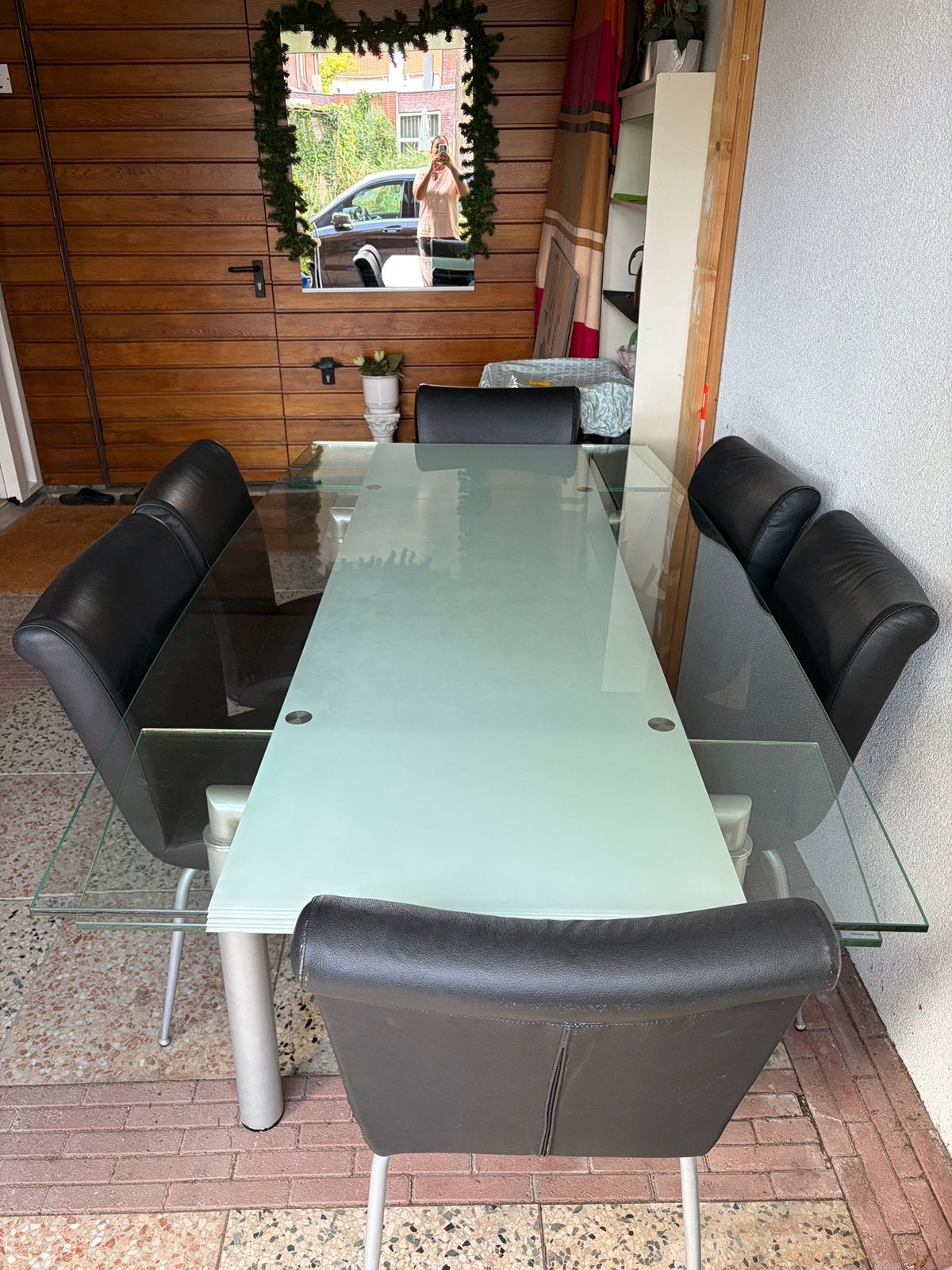 Uitschuifbare glazen eettafel met zes comfortabele stoelen