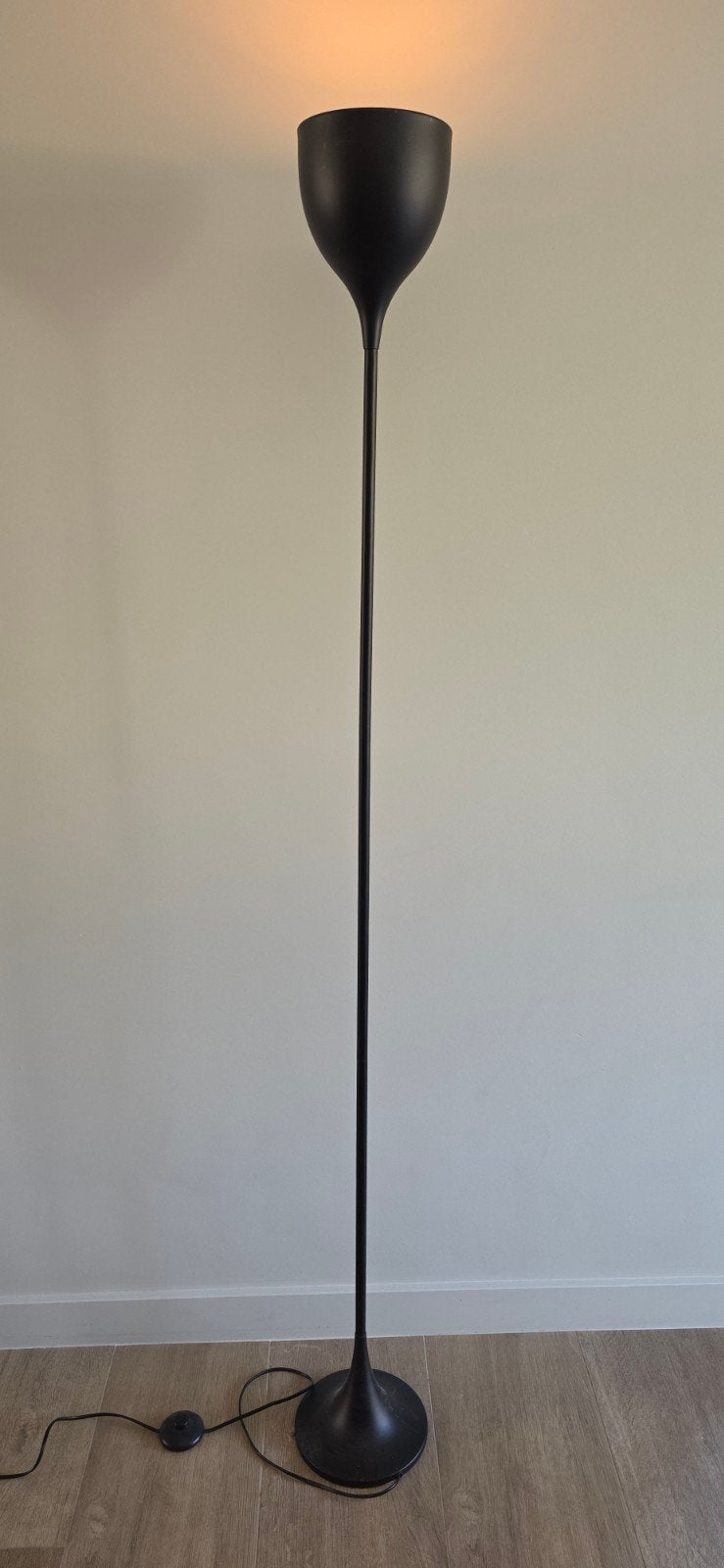 Stijlvolle zwarte vloerlamp met sfeervol licht, Ophalen, Gebruikt, E27 (groot), Metaal