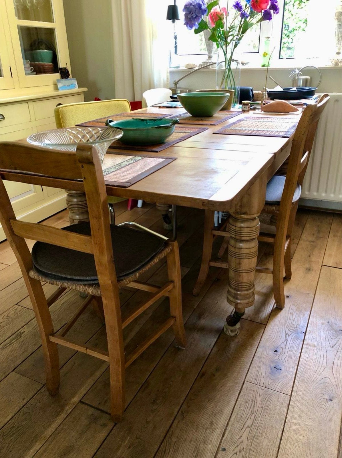 Antieke uitschuifbare eettafel op wieltjes, Huis en Inrichting, Gebruikt, 100 tot 150 cm, Ophalen of Verzenden, Vijf personen of meer