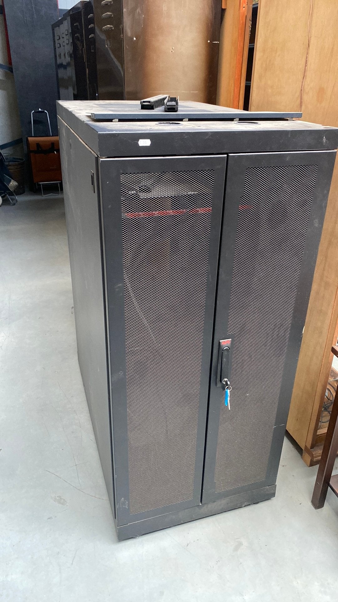 APC NetShelter computer kast, Computers en Software, Ophalen, Gebruikt, Geperforeerd, Geperforeerd