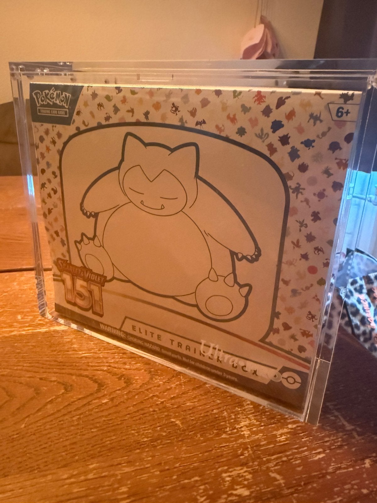 Pokemon 151 ETB sealed met acryl, Ophalen of Verzenden, Nieuw, Boosterbox