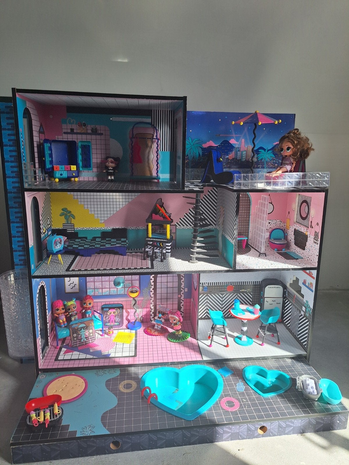 compleet LOL huis!, Kinderen en Baby's, Speelgoed | Poppenhuizen, Ophalen, Zo goed als nieuw, Poppenhuis