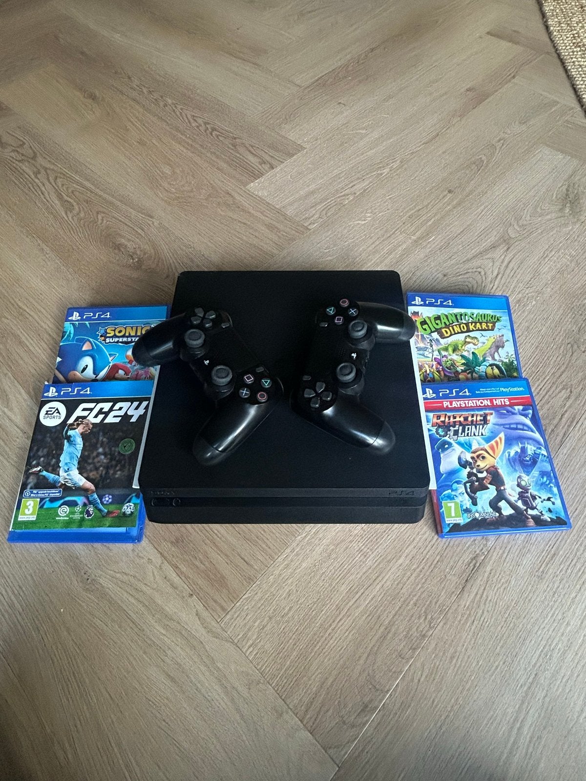PlayStation 4 Slim met 2 controllers en 4 games, Met 2 controllers, Ophalen of Verzenden, Zo goed als nieuw, Slim