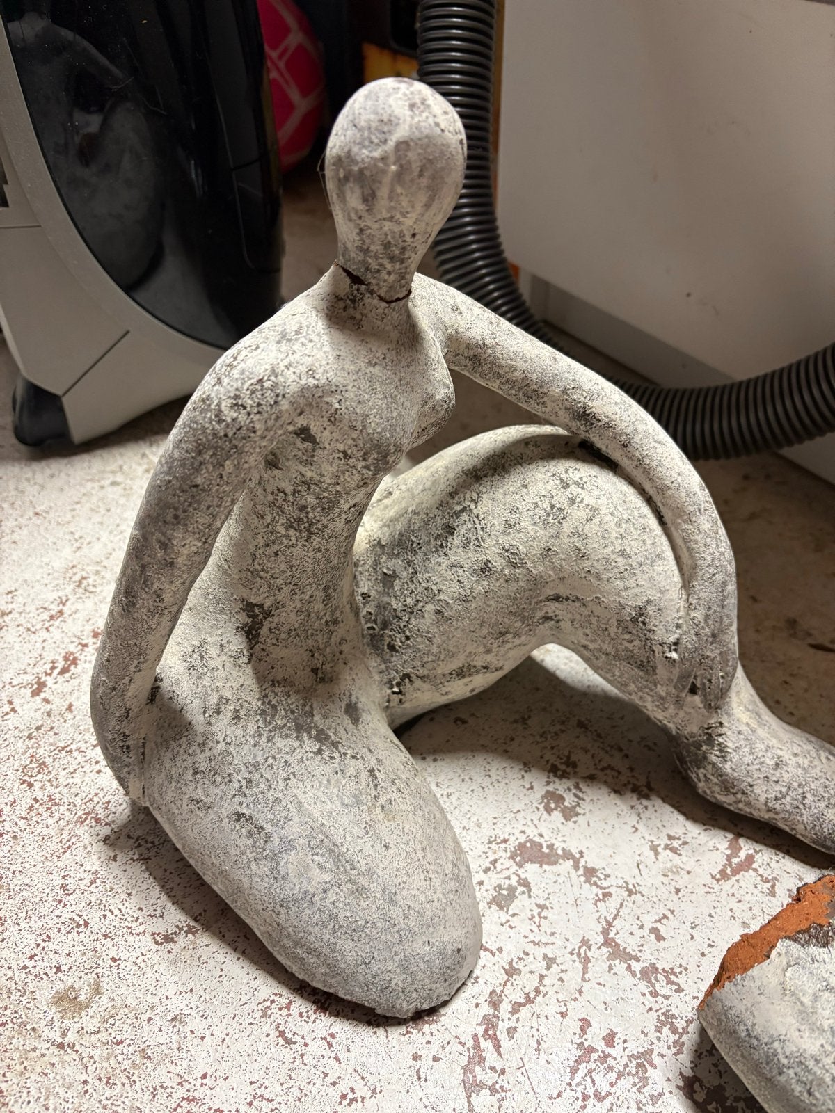 Gezocht: beeld van zittende vrouw, Ophalen, Handgemaakt, 20 - 50 cm, Steen of Keramiek