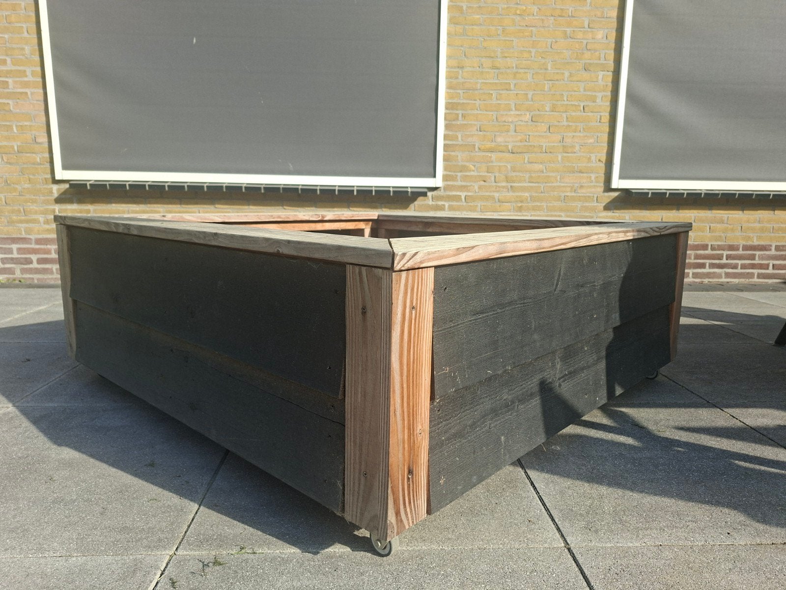 Mooie vierkante zandbak of moestuin op wielen, Ophalen, Zo goed als nieuw