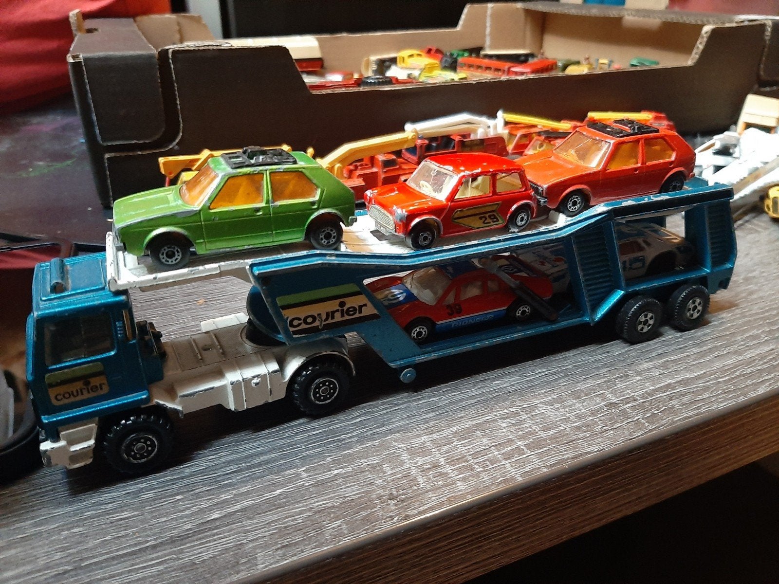 Matchbox Autotransporter 1979 met 5 Matchbox auto's, Ophalen of Verzenden, Gebruikt