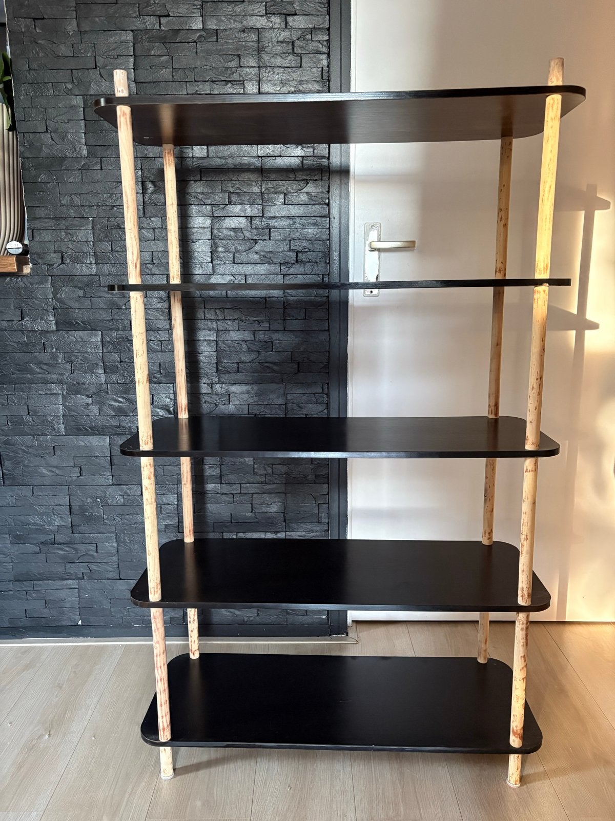Stijlvolle zwarte boekenkast met houten staanders, Huis en Inrichting, Ophalen, Met plank(en), 50 tot 100 cm, Zo goed als nieuw