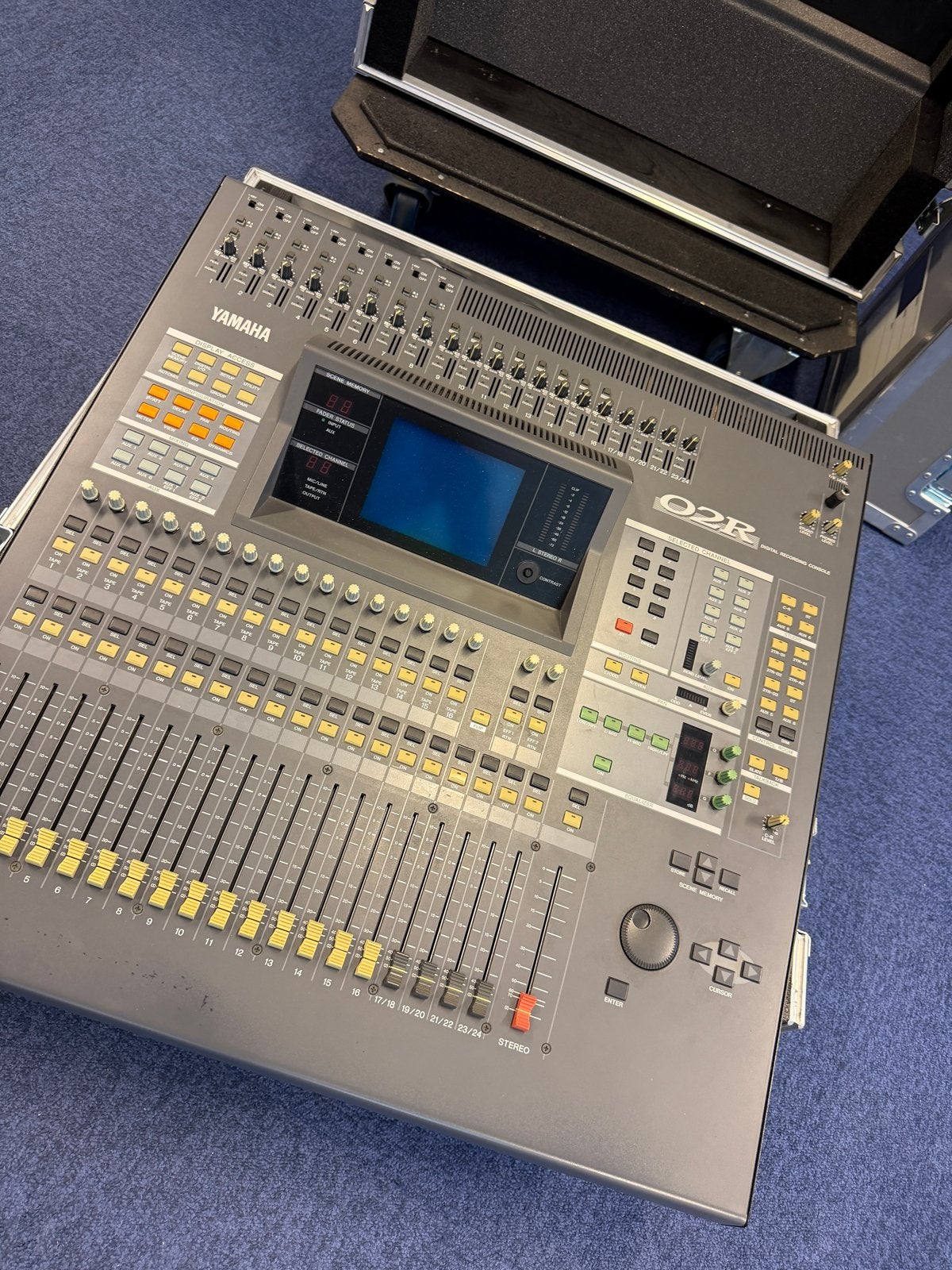Yamaha O2R mengtafel en Focusrite OctoPre in flightcase, Ophalen, Gebruikt, 20 kanalen of meer, Microfooningang