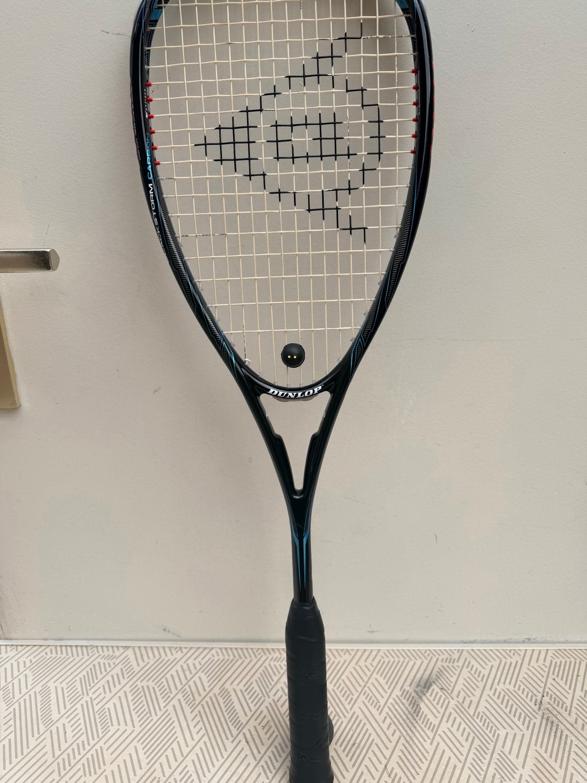Dunlop Blackstorm Carbon Squash Racket met 2 ballen, Sport en Fitness, Squash, Ophalen of Verzenden, Zo goed als nieuw, Racket