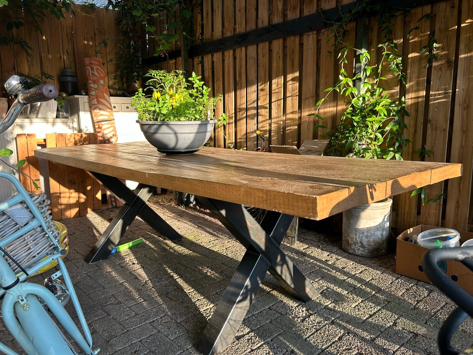 Robuuste houten eettafel met metalen onderstel, Ophalen, Gebruikt, Eikenhout, 200 cm of meer