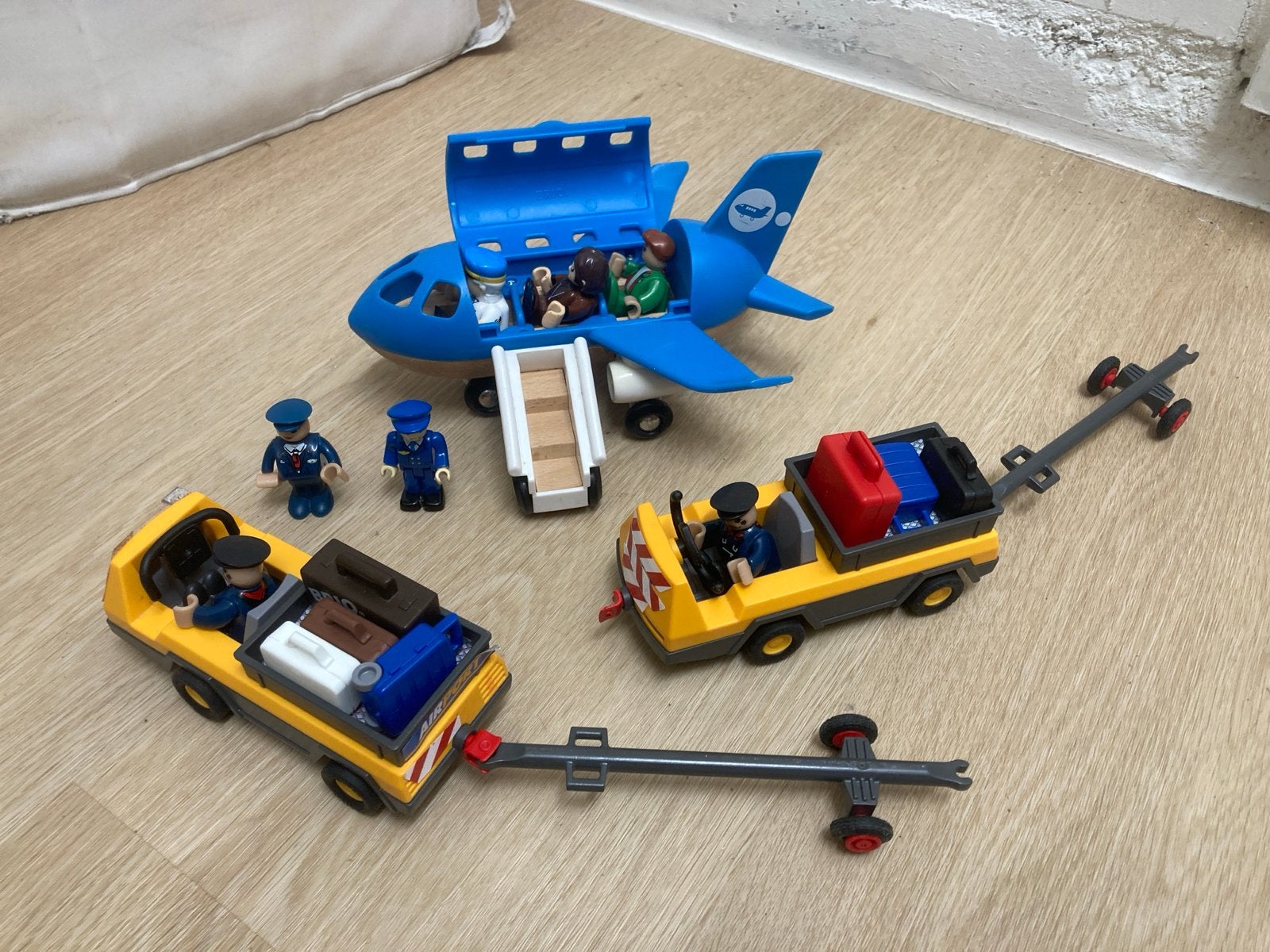 Brio/Playmobil Vliegtuig met bagagewagens en figuren, Ophalen of Verzenden, Gebruikt