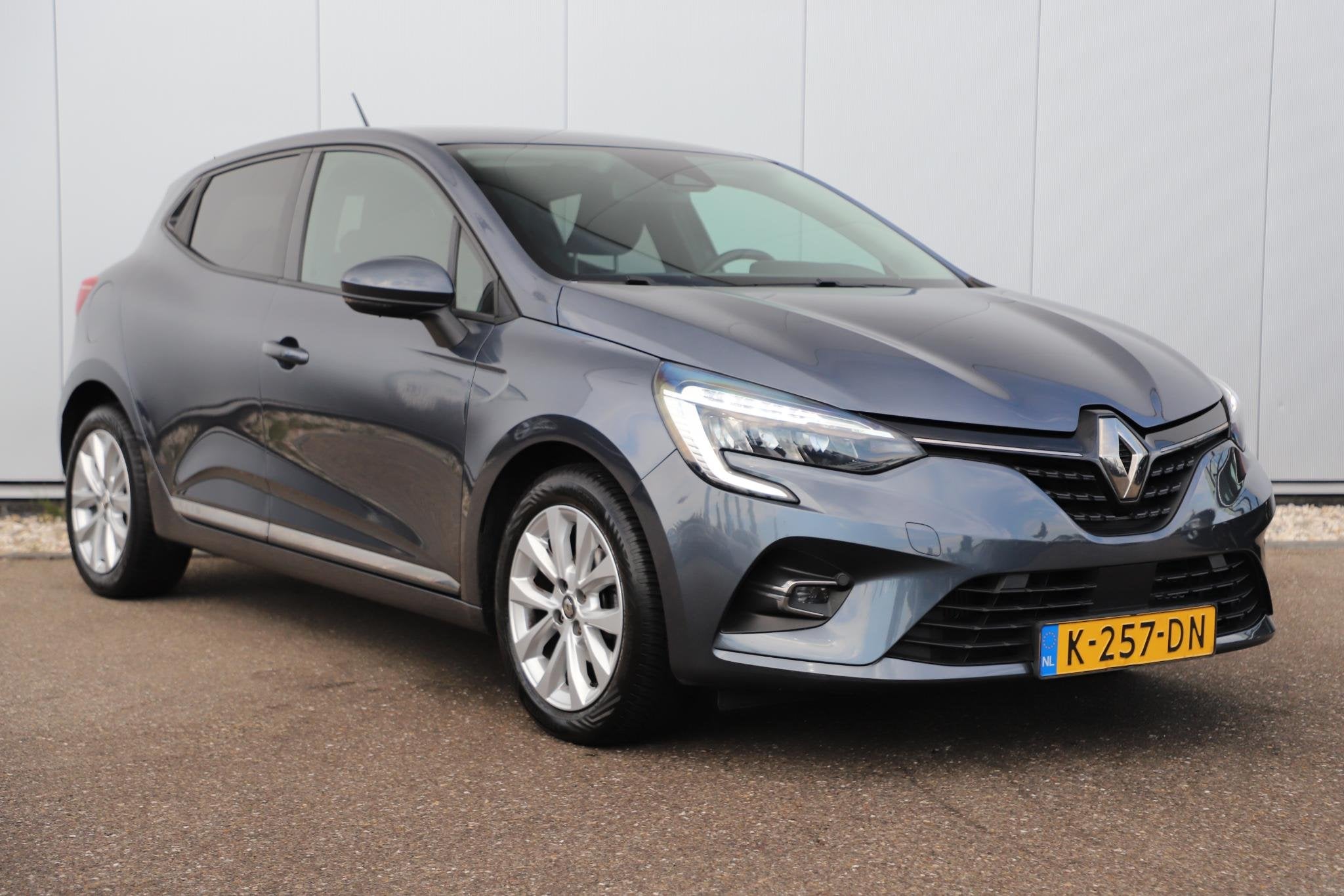 Renault Clio 1.0 TCe Zen 16 inch LMV Navigatie Carplay Andro, Voorwielaandrijving, Stof, Gebruikt, Met garantie (alle)