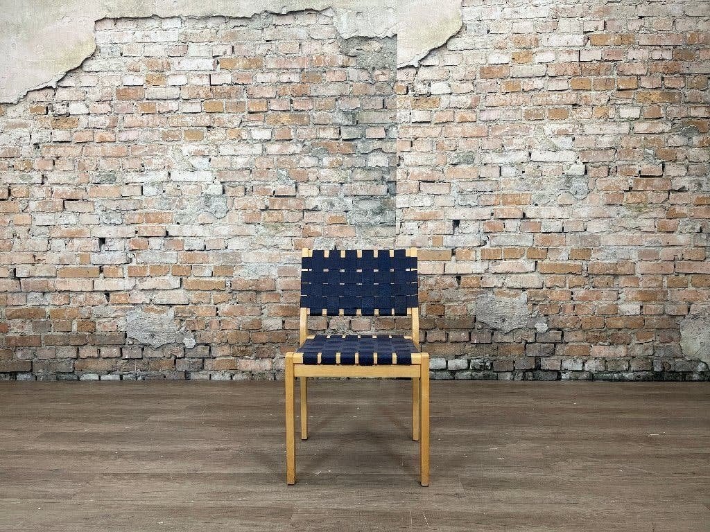 Artek Chair 611 – Blauw webbing & hout | Alvar Aalto, Ophalen, Hout, Blauw, Design