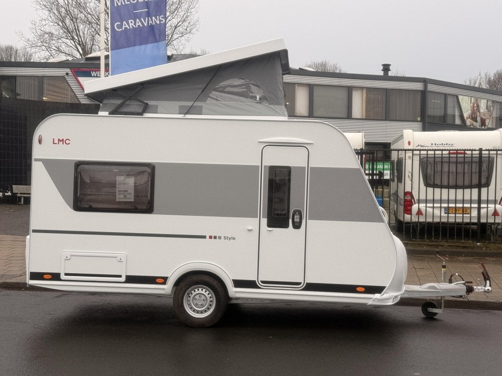 LMC Style 400 F, 1500 kg en premium matrassen en mover!, Caravans en Kamperen, Caravans, Schokbreker, Standaardzit, Bedrijf, 4 tot 5 meter