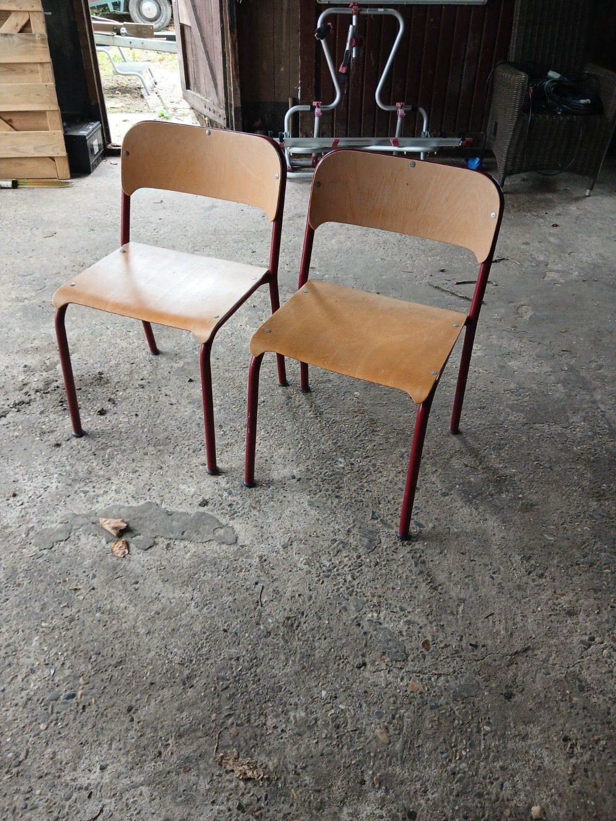 Twee vintage schoolstoelen met houten zitting en rugleuning, Huis en Inrichting, Ophalen, Gebruikt, Twee, Overige kleuren