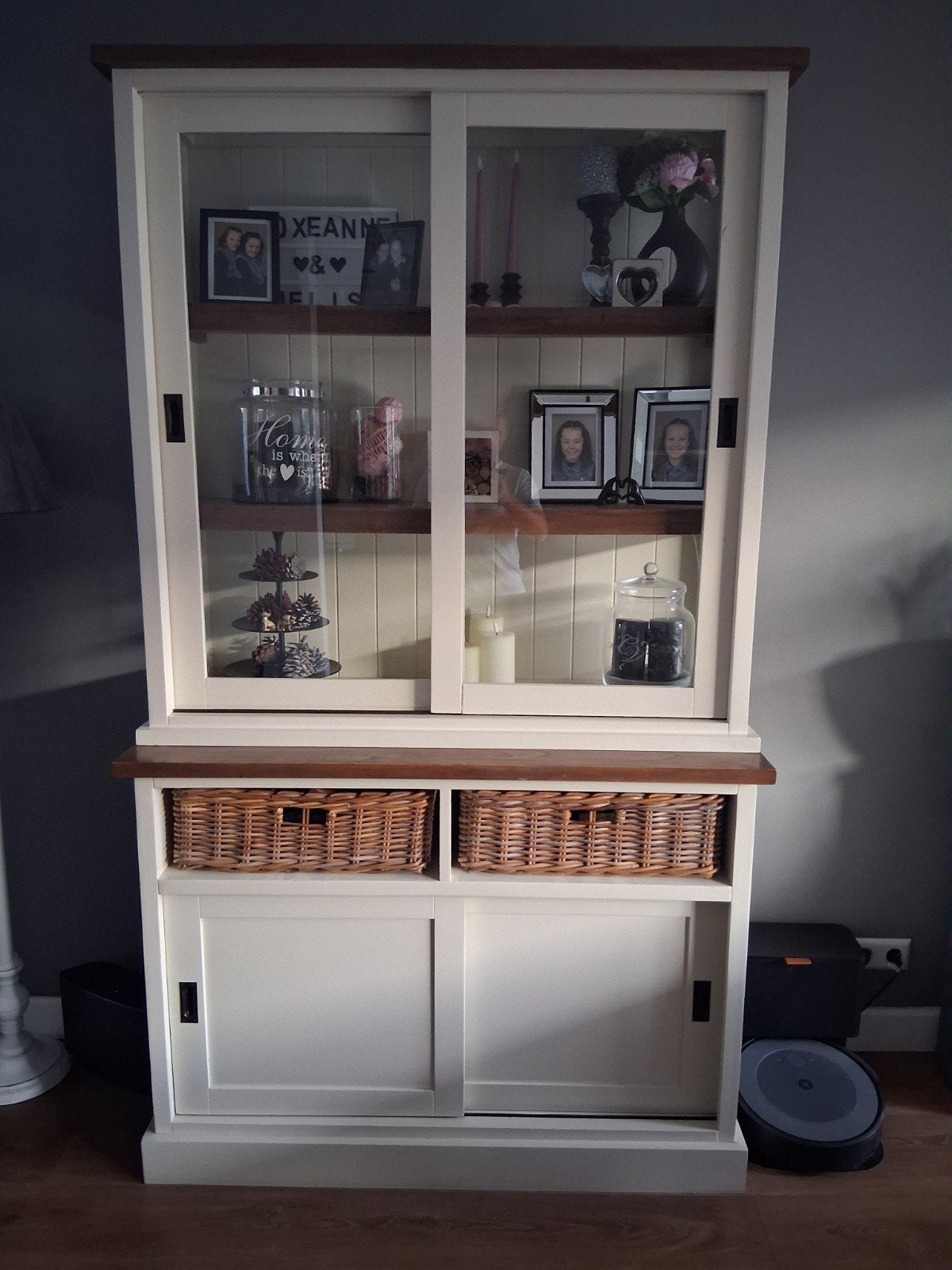 Buffetkast met glazen schuifdeuren en rieten manden, 100 tot 150 cm, Glas, Ophalen of Verzenden, Landelijke stijl