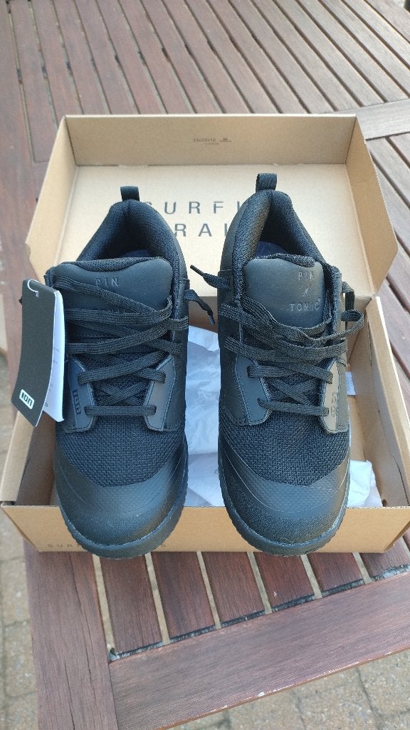 Nieuwe flatpedal mtb schoenen ION Scrub Amp mt 44 /43, Fietsen en Brommers, Ophalen, Dames, Schoenen, Nieuw
