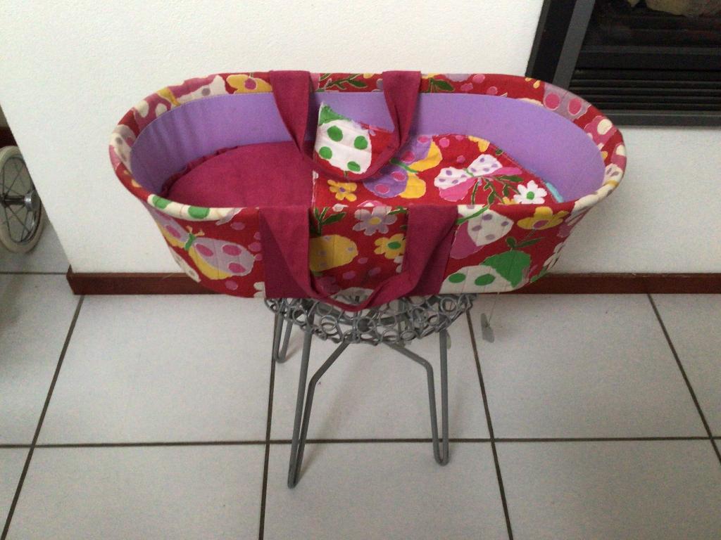fleurige vintage poppen reiswieg, pop bedje, poppenbed, Kinderen en Baby's, Speelgoed | Poppen, Ophalen, Gebruikt, Babypop
