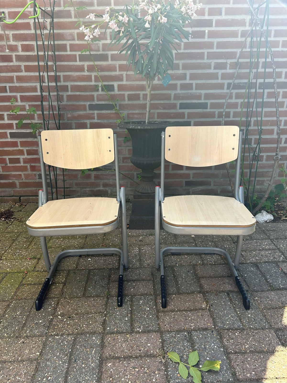 2 schoolstoeltjes- Gebruikt, Ophalen, Gebruikt, Twee, Overige kleuren