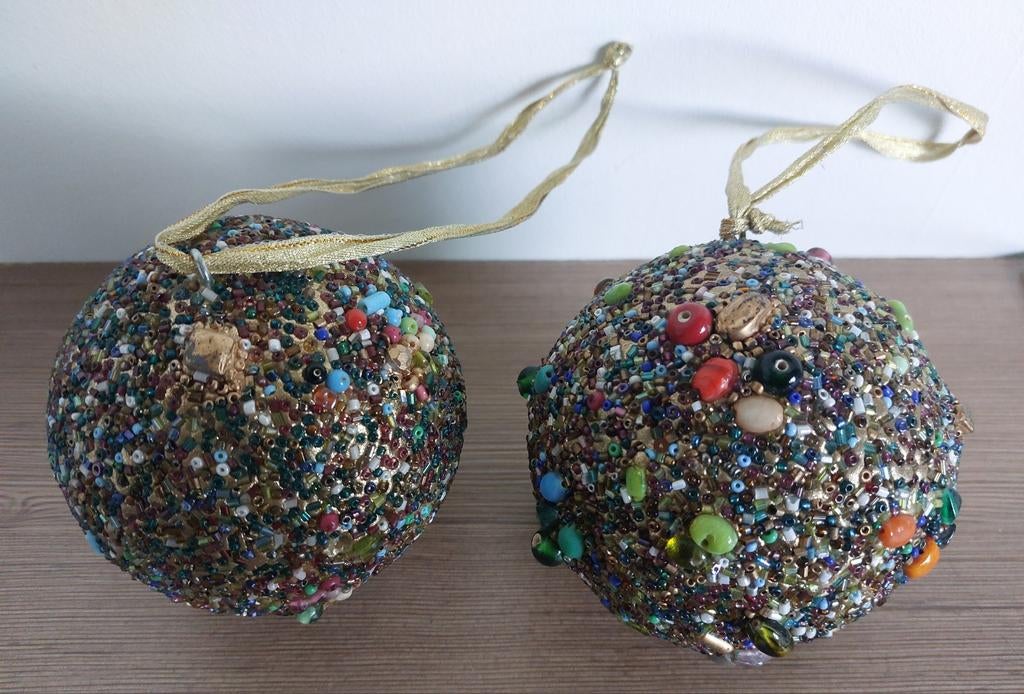2 decoratieve gekleurde hang kralenballen kerstballen, Meerkleurig, Ophalen of Verzenden, Zo goed als nieuw, Kunststof