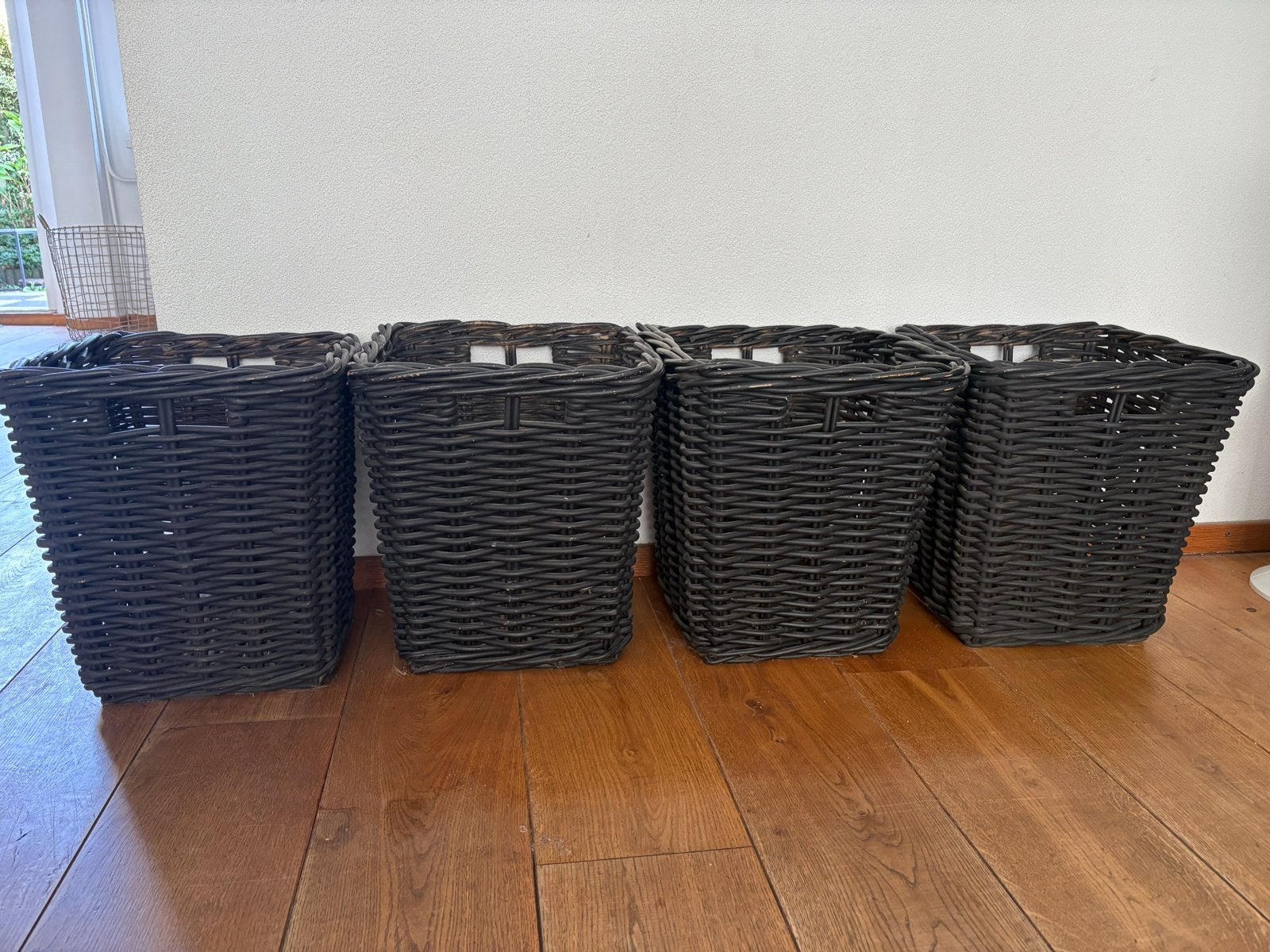 Gratis rieten manden (zwart gespoten), Huis en Inrichting, Woonaccessoires | Schalen en Manden, Gebruikt, Gevlochten, Mand, Vierkant