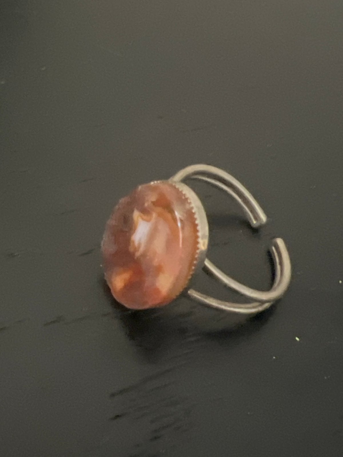 Verstelbare vintage ring met oranje/bruine steen, Sieraden, Tassen en Uiterlijk, Ringen, Overige materialen, Gebruikt, Oranje
