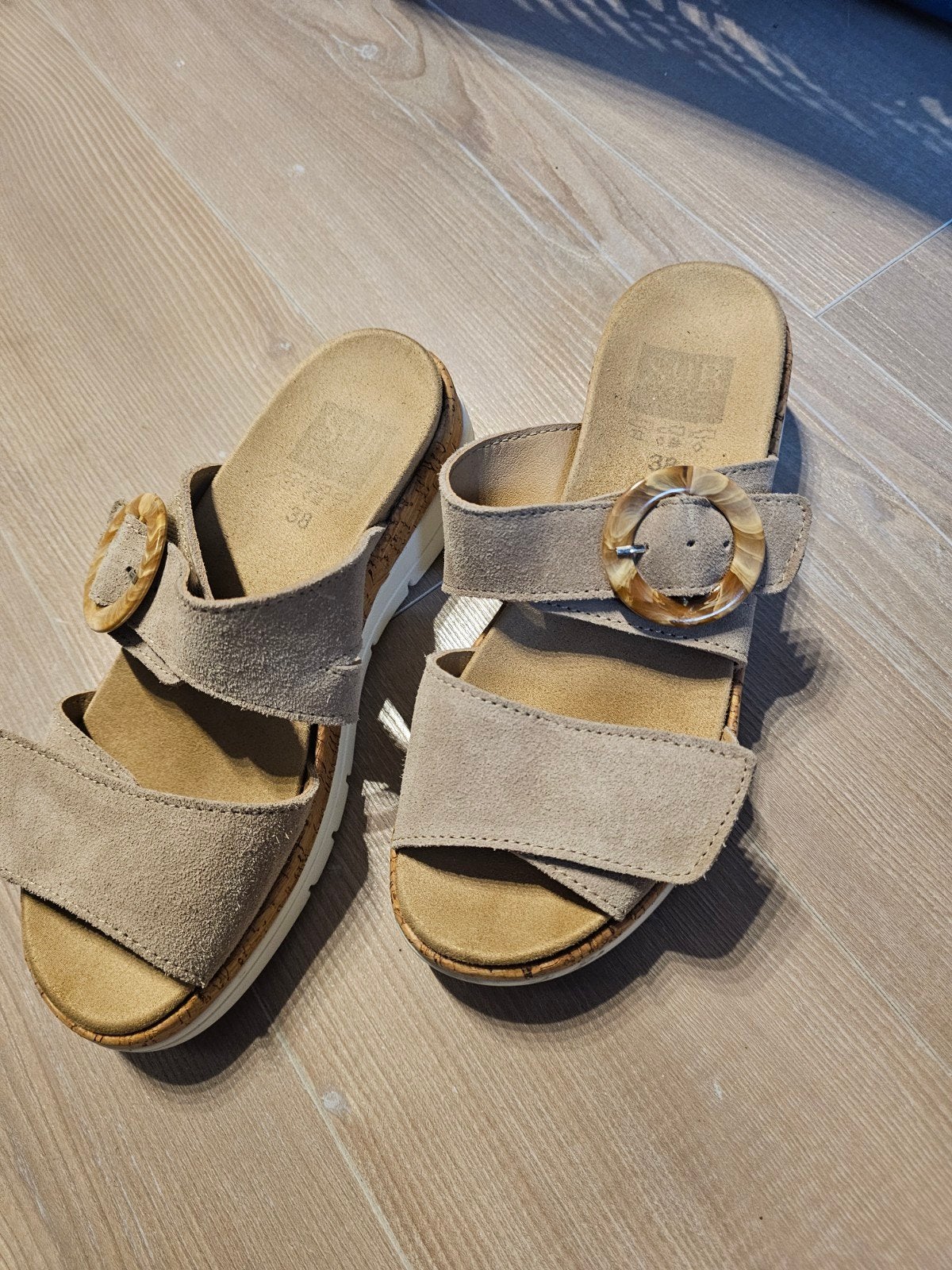 ZGAN Slippers , Sub55, mt 38 ,beige ,sleehak ,klitteband, Sub 55, Beige, Zo goed als nieuw, Sandalen of Muiltjes