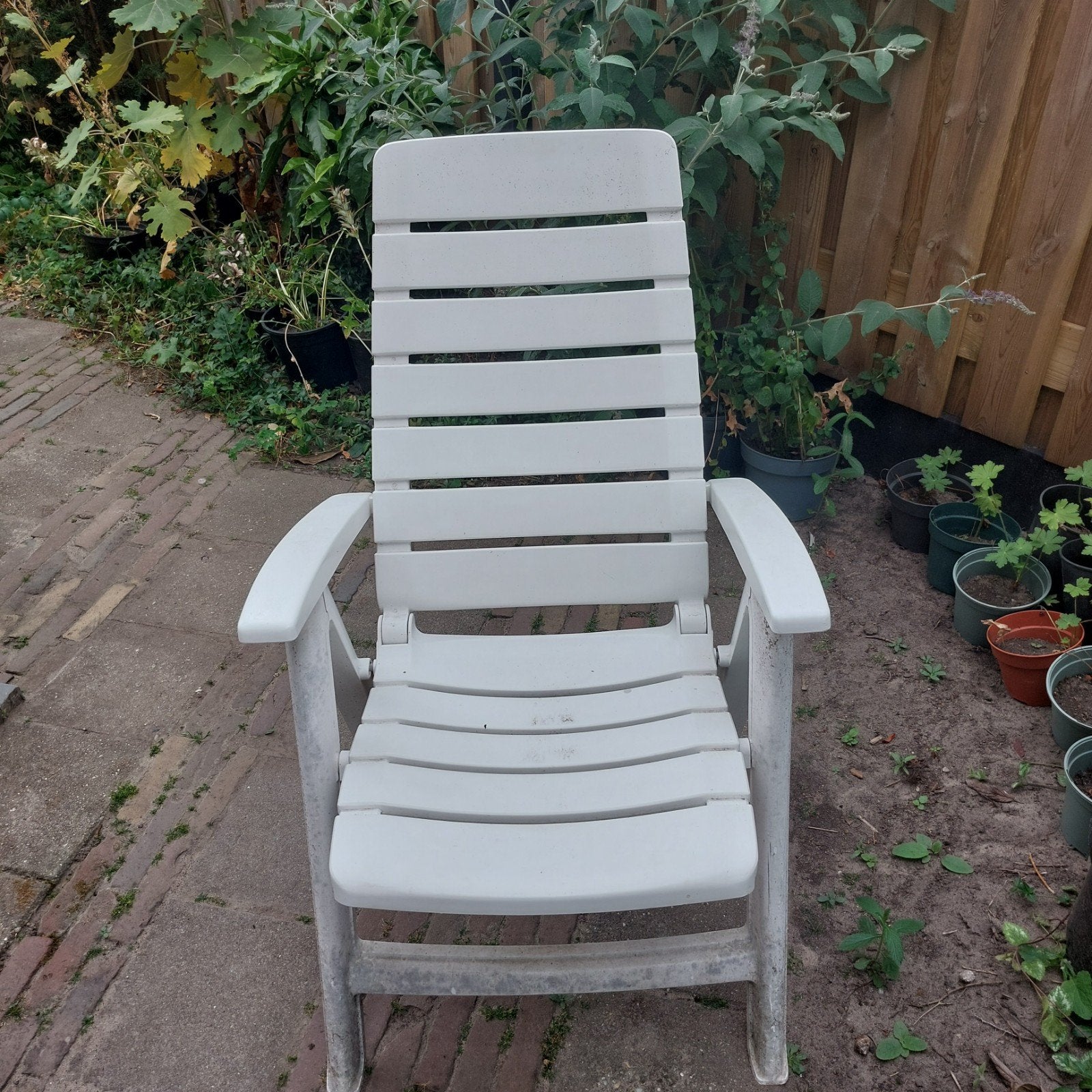 2 Witte kunststof tuinstoelen, verstelbaar, Tuin en Terras, Tuinstoelen, Ophalen, Gebruikt, Kunststof, Verstelbaar