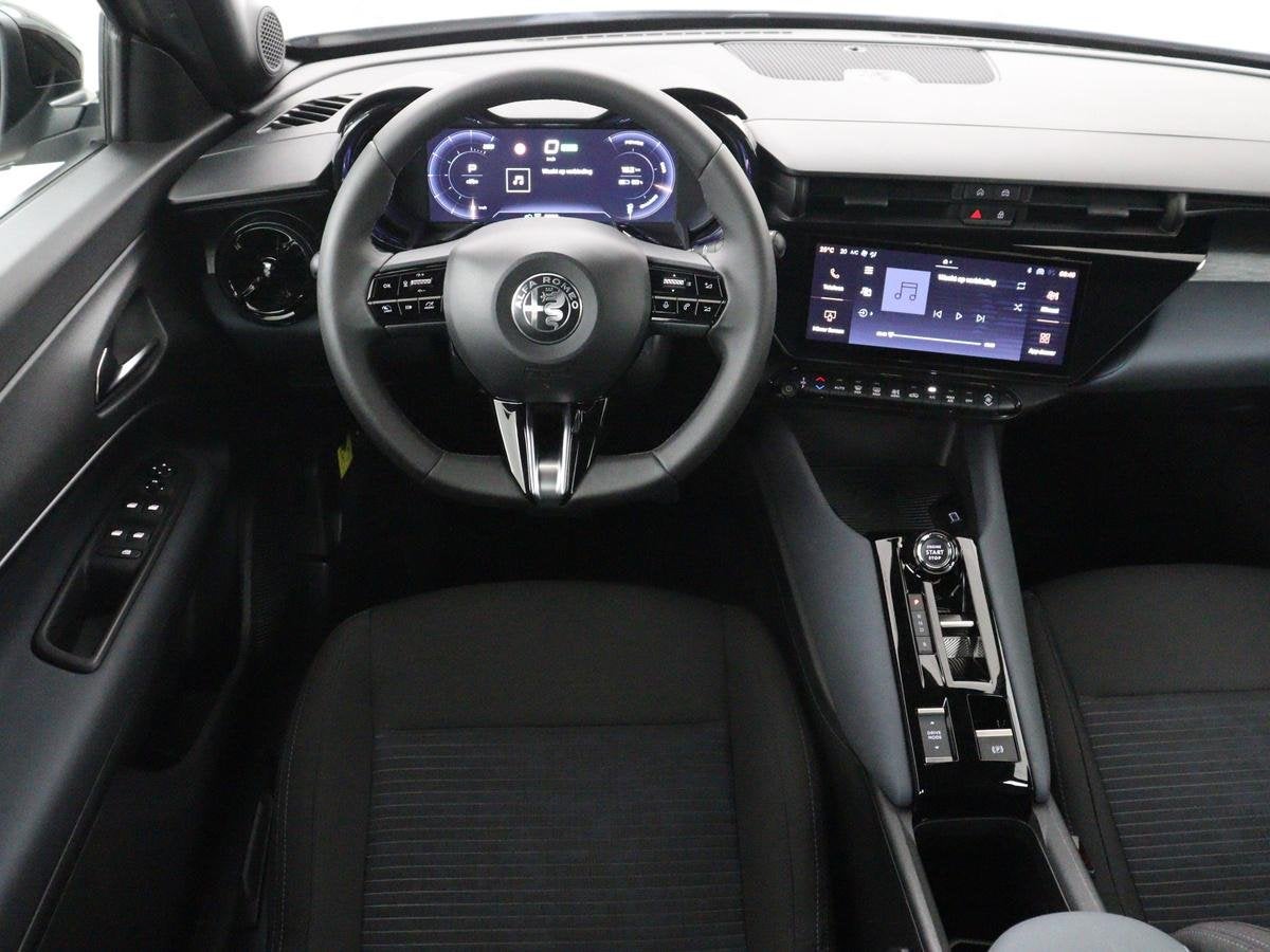 Alfa Romeo Junior Elettrica 54 kWh | SOH 97,3% | Adaptive cr, Auto's, 413 km, Stof, Gebruikt, Parkeersensor