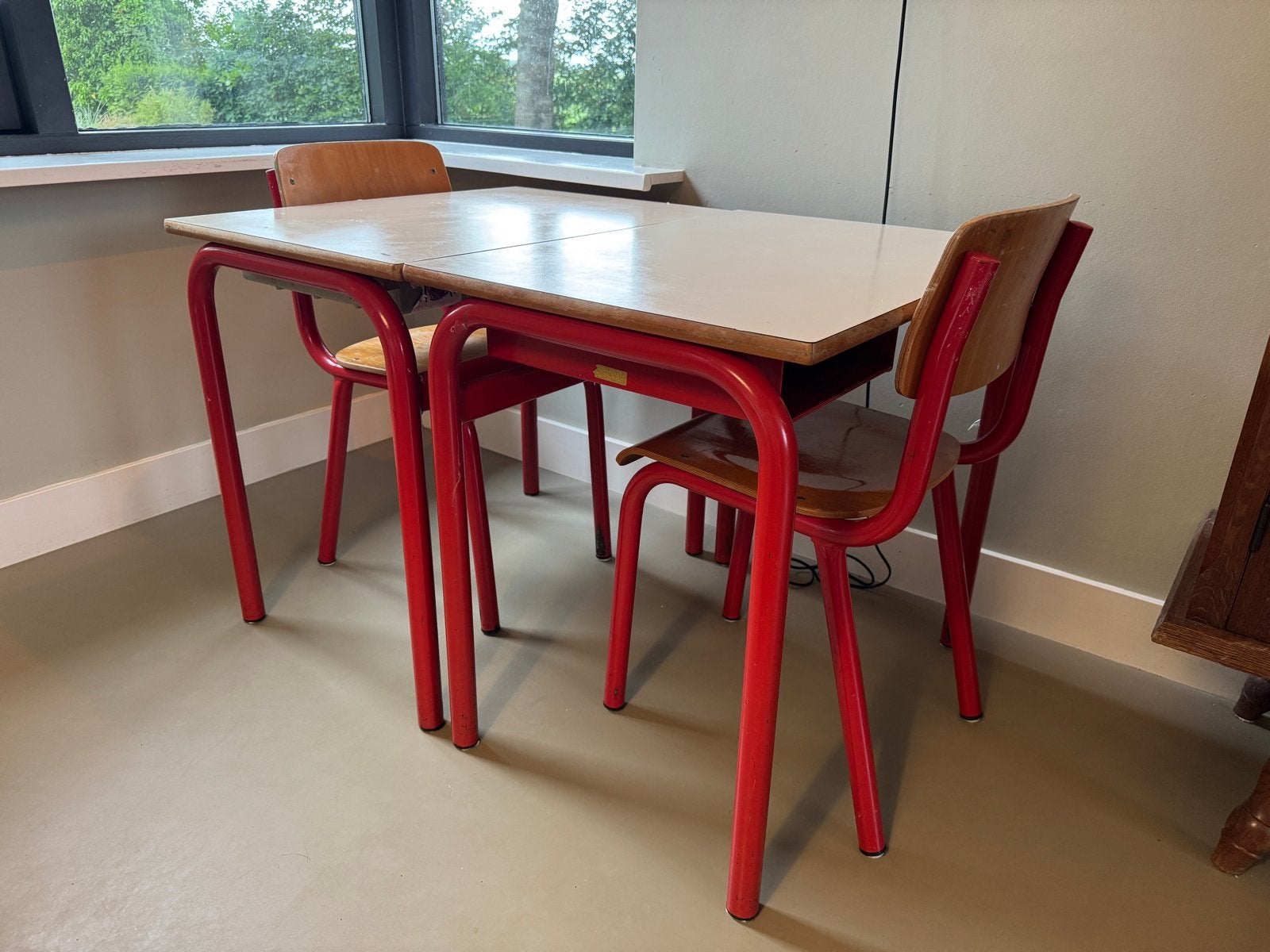 Vintage schoolbureau met stoeltjes, Antiek en Kunst, Ophalen