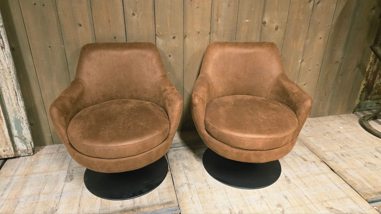 Mooie Draaibare Fauteuils Cognac Kleur Geschuurd Leer Nieuw, Huis en Inrichting, Nieuw, 75 tot 100 cm, Ophalen of Verzenden, 75 tot 100 cm