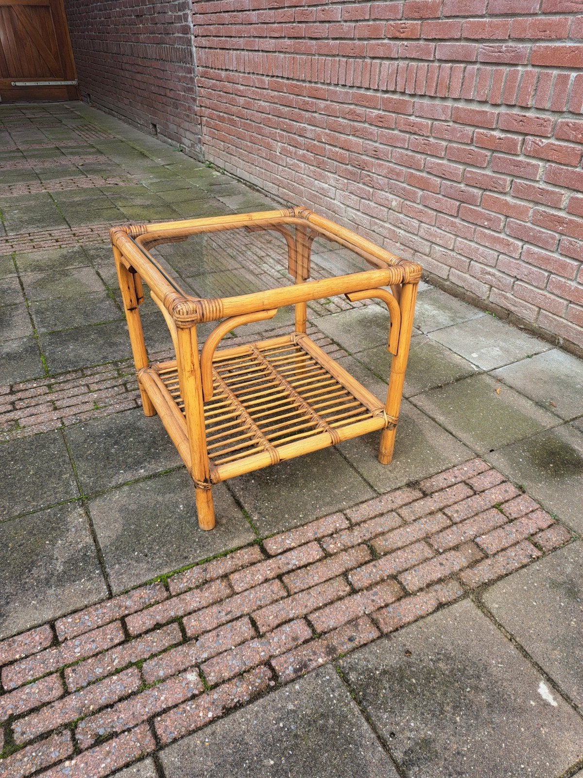 Rotan tafeltje met glazen blad., Huis en Inrichting, Ophalen, Vierkant