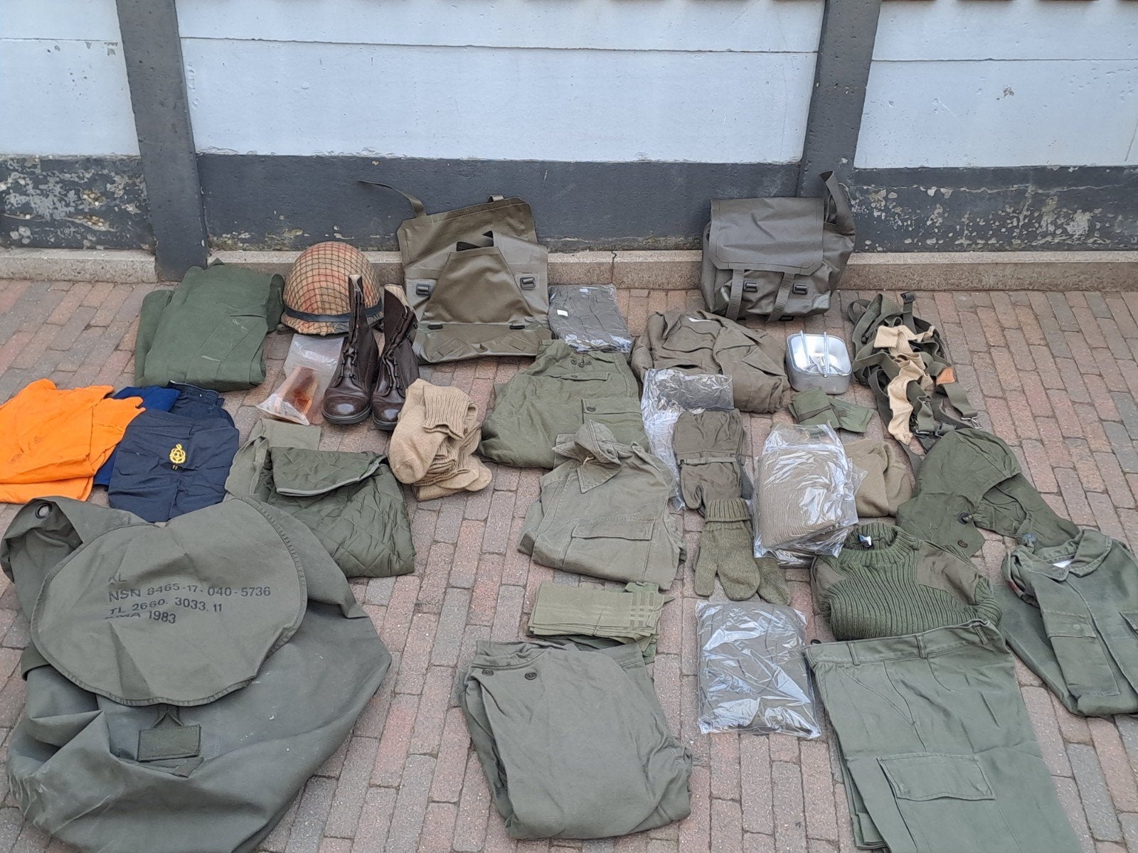 Grote partij militaire uitrusting en kleding, Ophalen, Landmacht, Nederland, Kleding of Schoenen