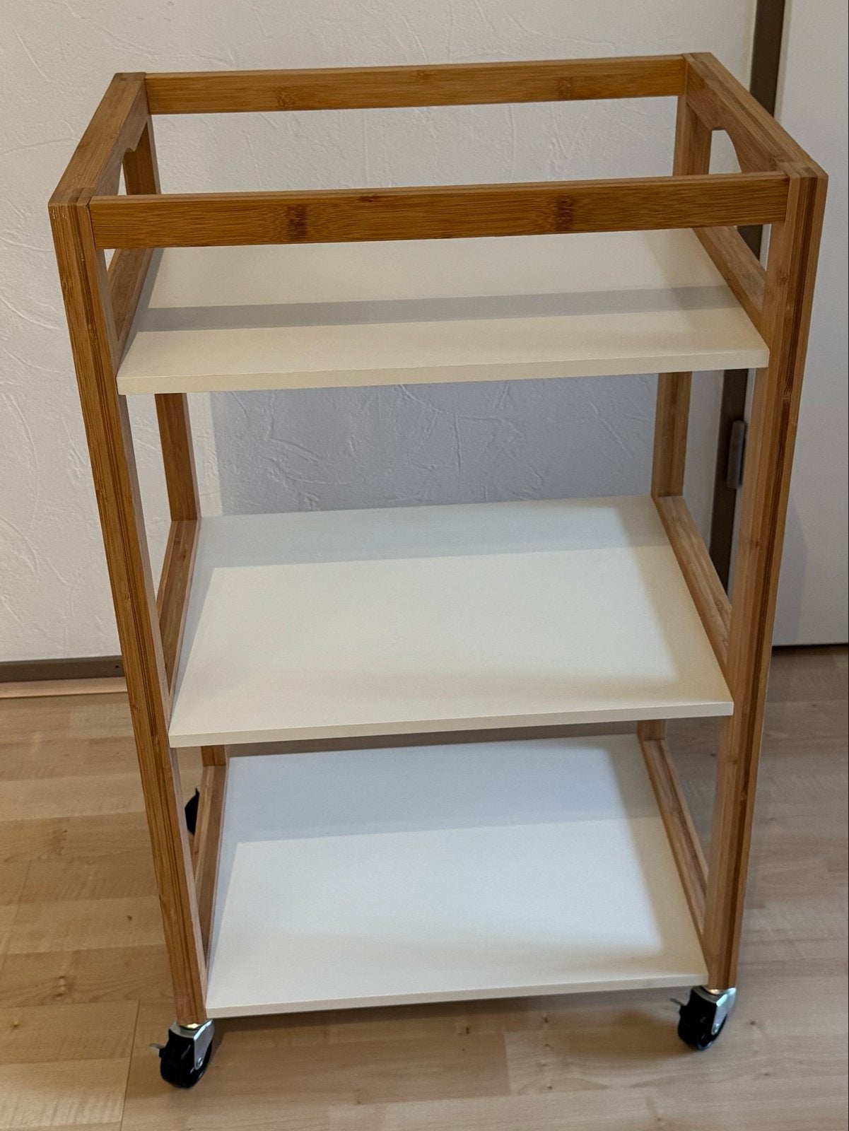 Bamboe serveerwagen met 3 planken en wielen, Ophalen, Zo goed als nieuw