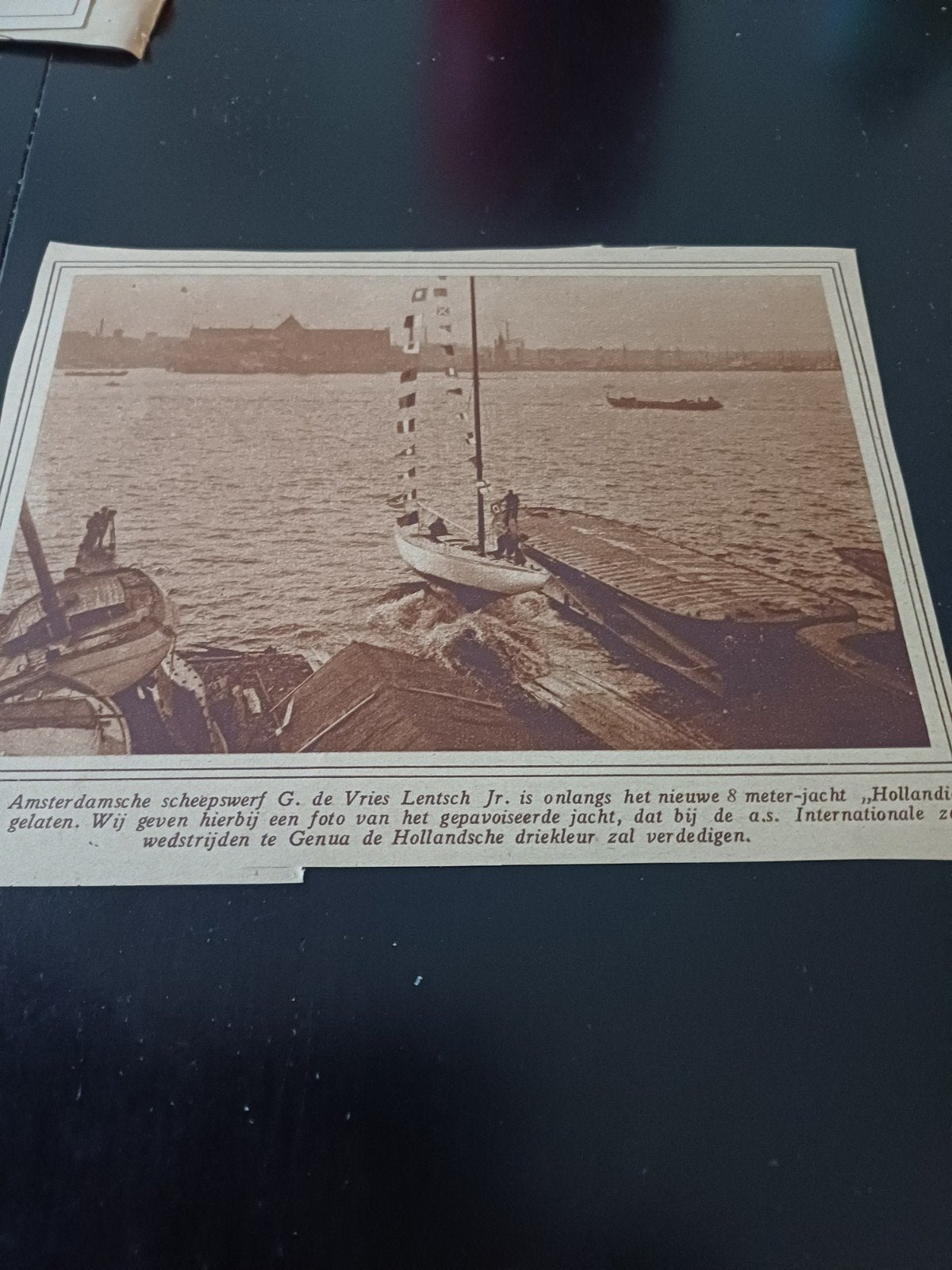 knipsel jacht Hollandia scheepswerf G. de Vries Lentsch 1927, Ophalen of Verzenden, Gebruikt, Kaart, Foto of Prent