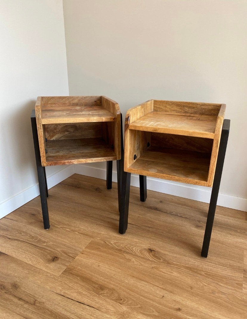 Set van 2 houten nachtkastjes met metalen frame, Ophalen, Zo goed als nieuw, Minder dan 45 cm, 70 cm of meer