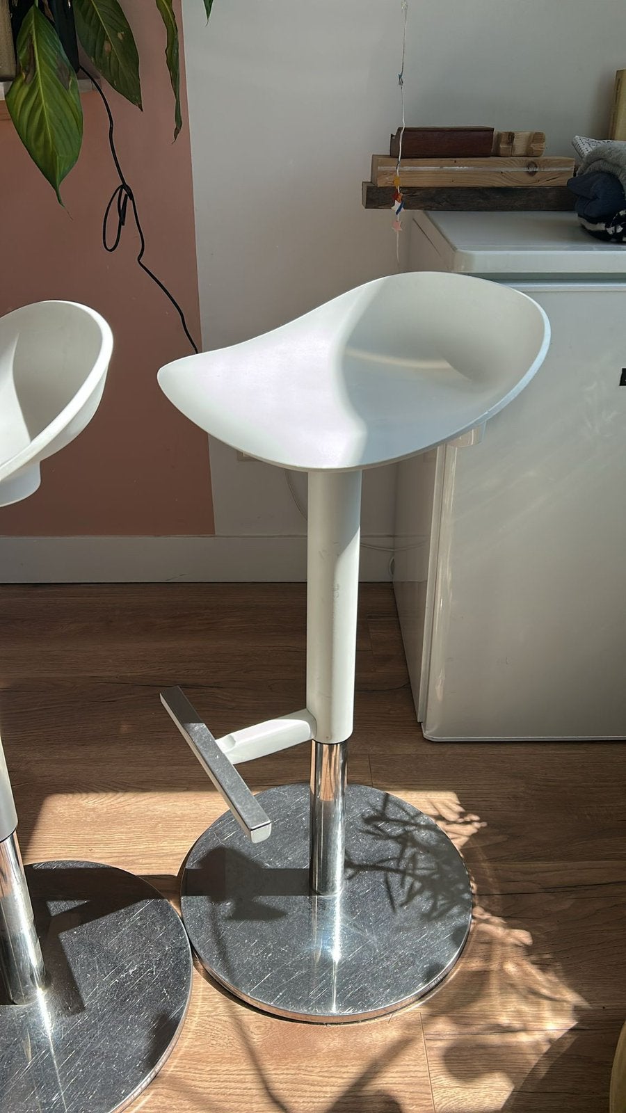 2x JANINGE IKEA Barkrukken (Wit, Verstelbaar), Ophalen, In hoogte verstelbaar, 60 tot 90 cm, Zo goed als nieuw