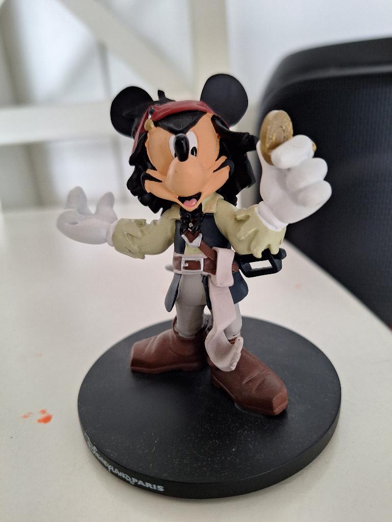 Te koop mickey mouse beeldje als jack sparrow, Ophalen of Verzenden, Mickey Mouse, Zo goed als nieuw, Beeldje of Figuurtje