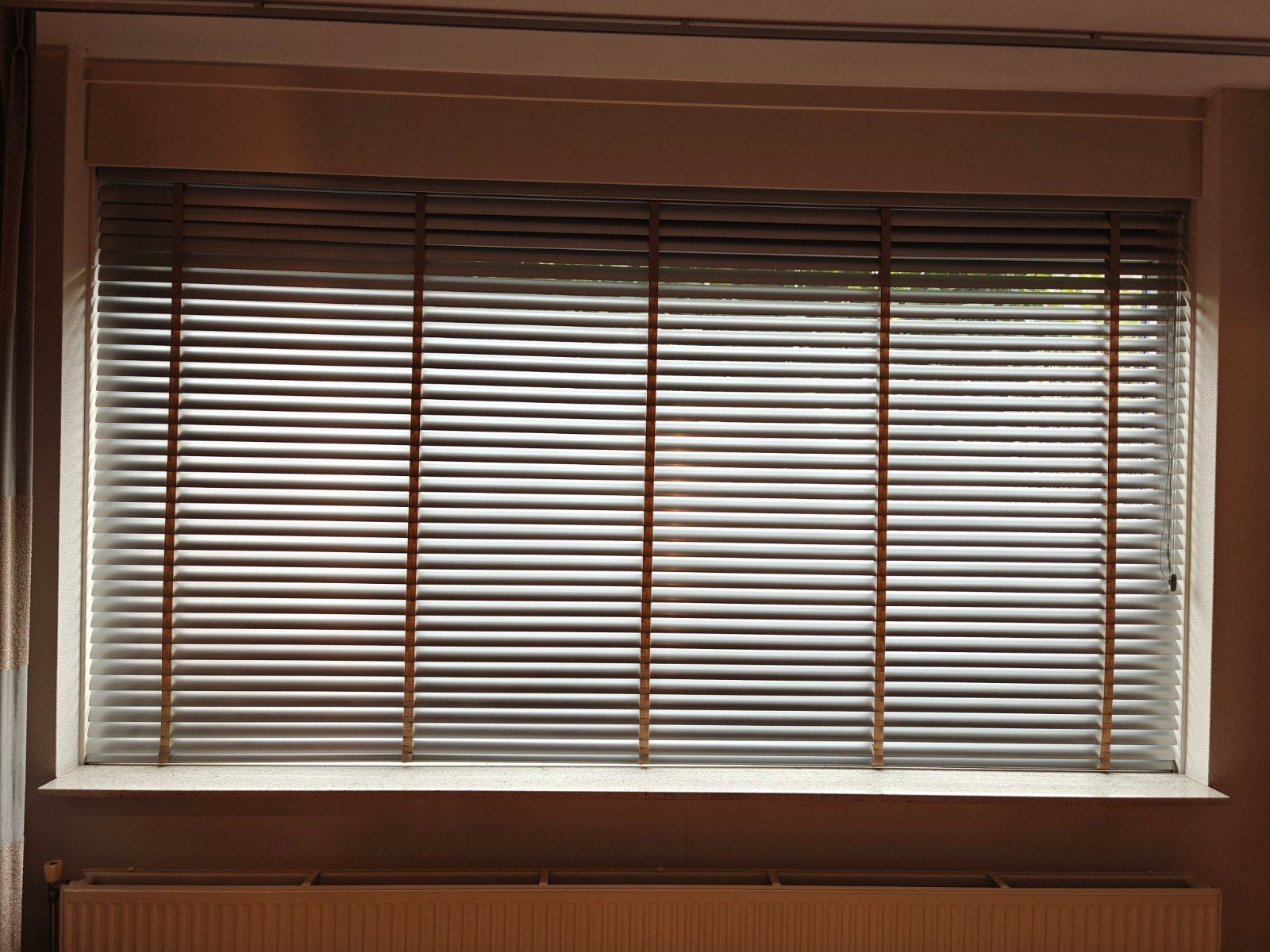 Aluminium brede jaloezieën met een zandkleurig lint.

Door h, Huis en Inrichting, Ophalen of Verzenden